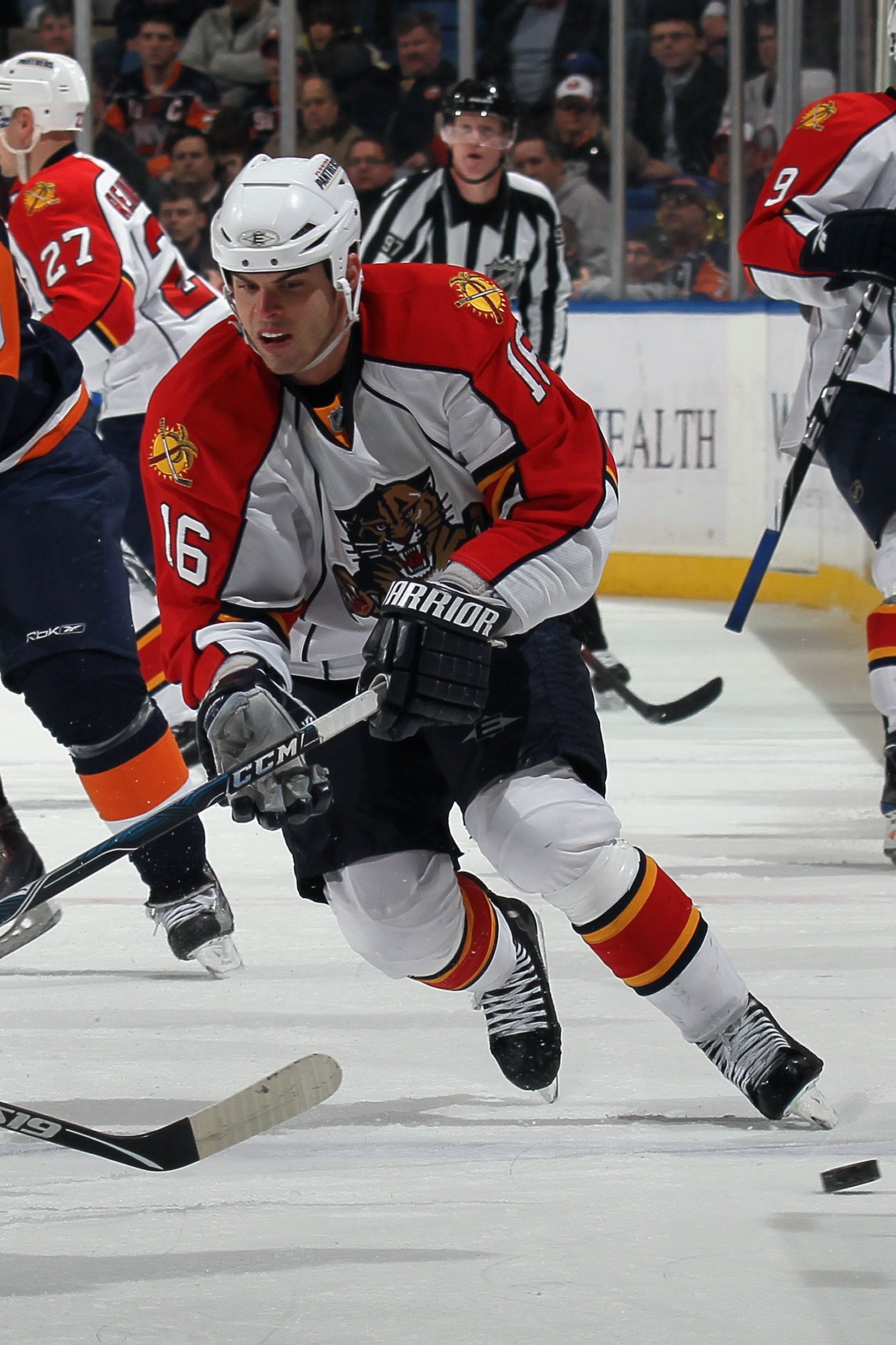 UNIONDALE, NY - JANUARY 21:  Nathan Horton #16 of the Florida Panthers skates with the puck during the game against the New York Islanders at the Nassau Coliseum on January 21, 2010 in Uniondale, New York. (Photo by Bruce Bennett/Getty Images)