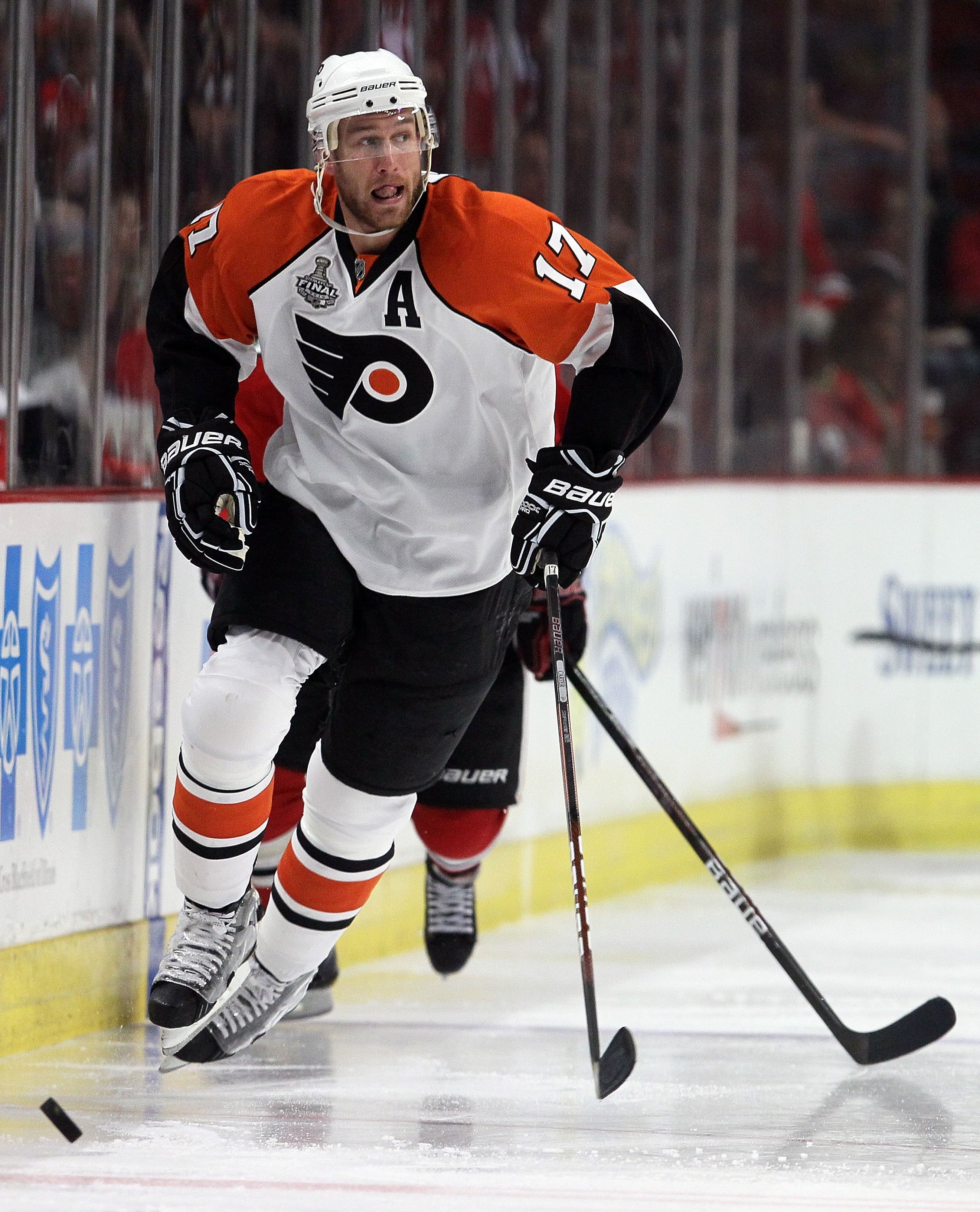 CHICAGO - MAY 31:  Jeff Carter #17 of the Philadelphia Flyers moves the puck while taking on the Chicago Blackhawks in Game Two of the 2010 NHL Stanley Cup Final at the United Center on May 31, 2010 in Chicago, Illinois.  (Photo by Jim McIsaac/Getty Image