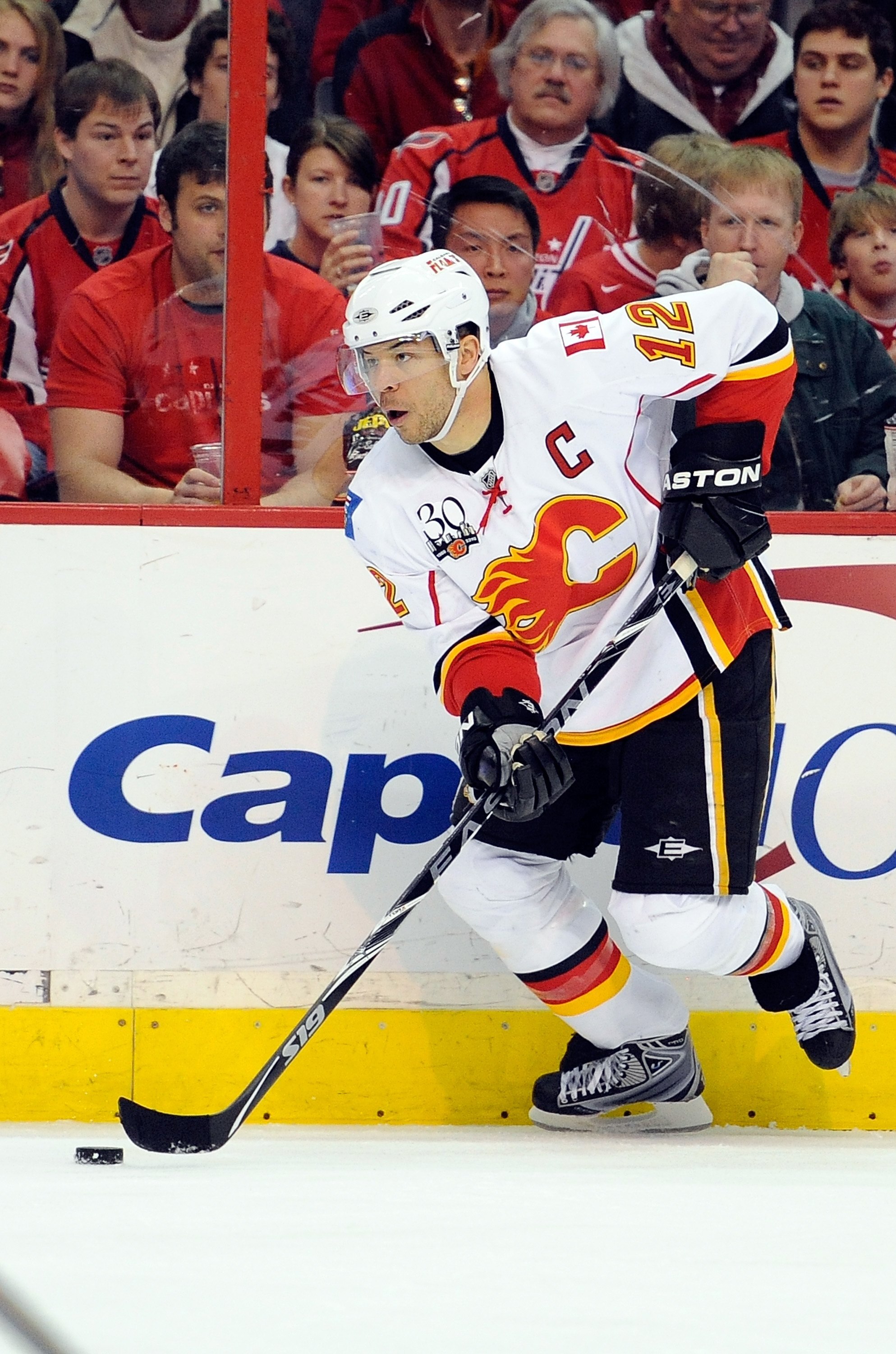 WASHINGTON - MARCH 28:  Jarome Iginla #12 of the Calgary Flames handles the puck against the Washington Capitals at the Verizon Center on March 28, 2010 in Washington, DC.  (Photo by Greg Fiume/Getty Images)