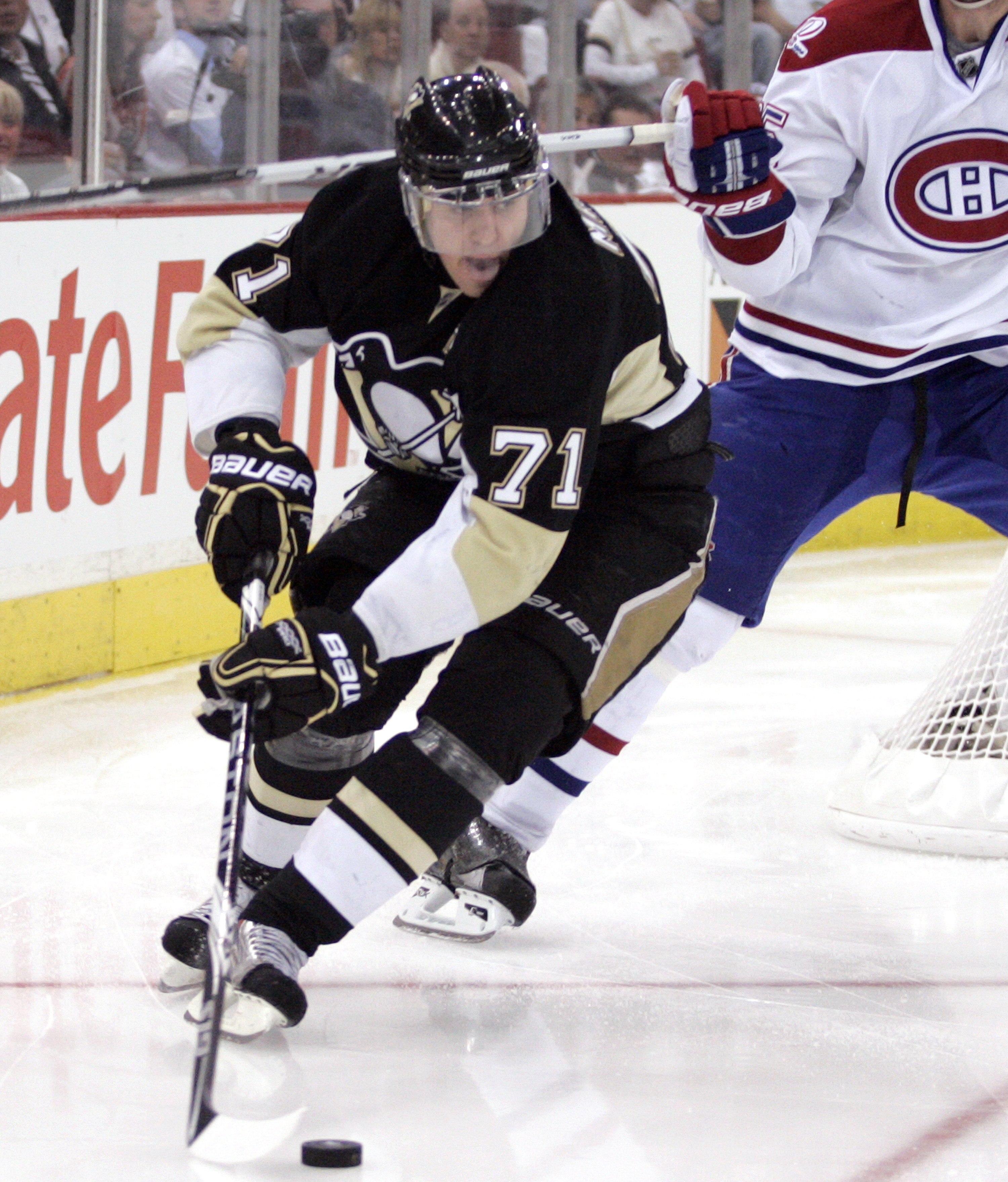 PITTSBURGH - MAY 8:  Evgeni Malkin #71 of the Pittsburgh Penguins handles the puck against the Montreal Canadiens in Game Five of the Eastern Conference Semifinals during the 2010 NHL Stanley Cup Playoffs at Mellon Arena on May 8, 2010 in Pittsburgh, Penn
