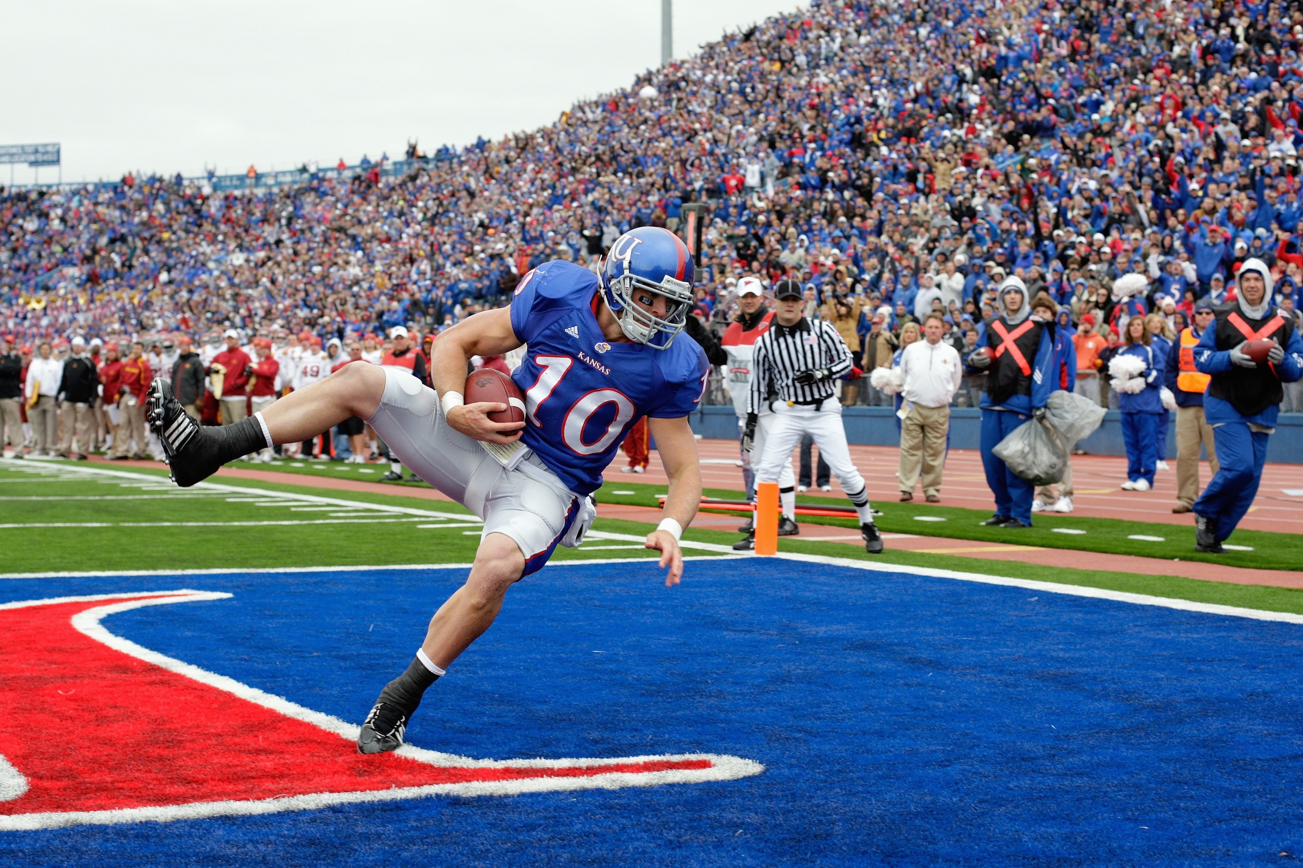 LAWRENCE, KS - OCTOBER 10: Receiver Kerry Meier #10 of the Kansas Jayhawks catches a pass for a touchdown during the game against the Iowa State Cyclones on October 10, 2009 at Memorial Stadium in Lawrence, Kansas. (Photo by Jamie Squire/Getty Images)