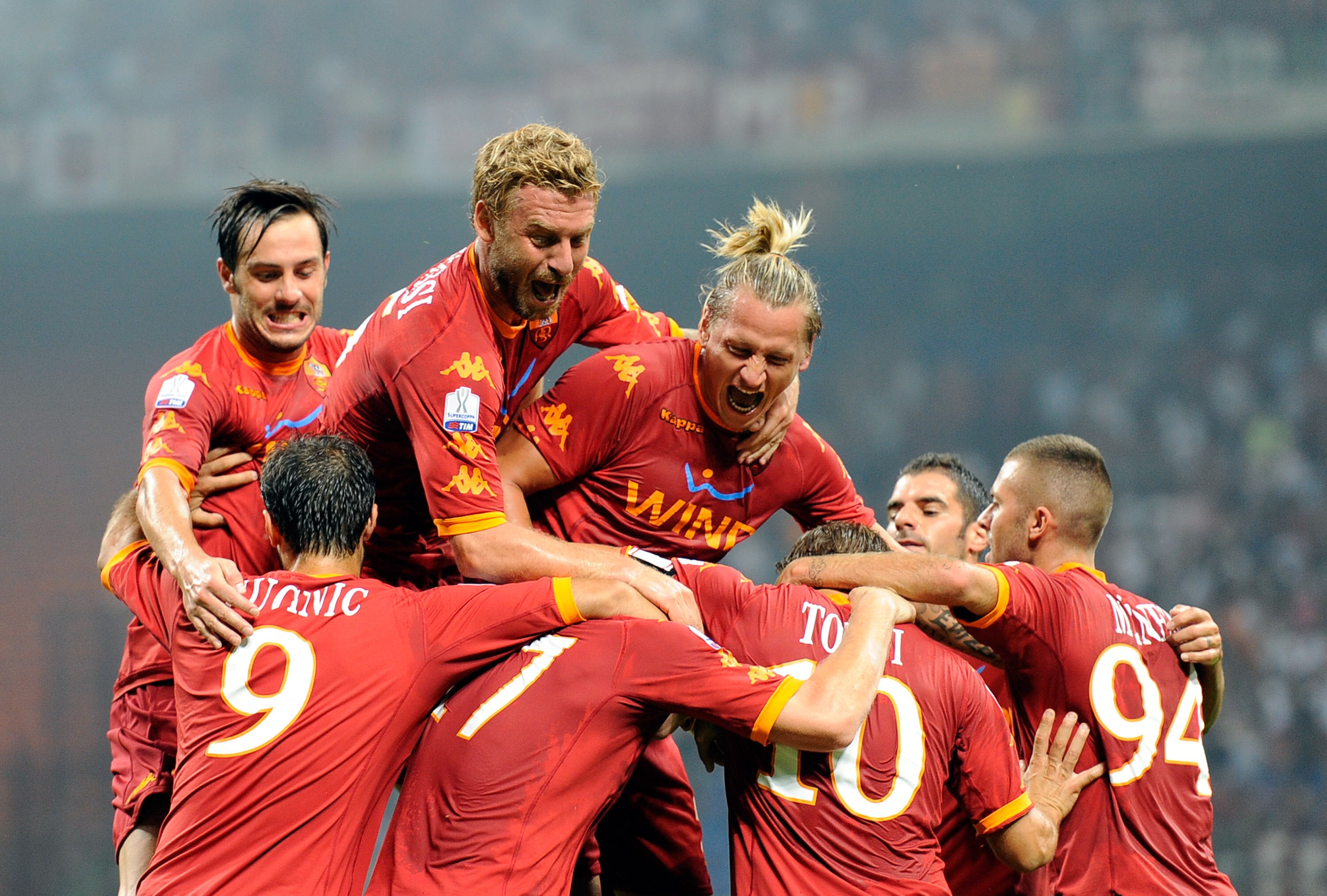 MILAN, ITALY - AUGUST 21:  AS Roma players celebrate a goal during the Supercoppa Italiana match between Inter and Roma at Giuseppe Meazza Stadium on August 21, 2010 in Milan, Italy.  (Photo by Claudio Villa/Getty Images)
