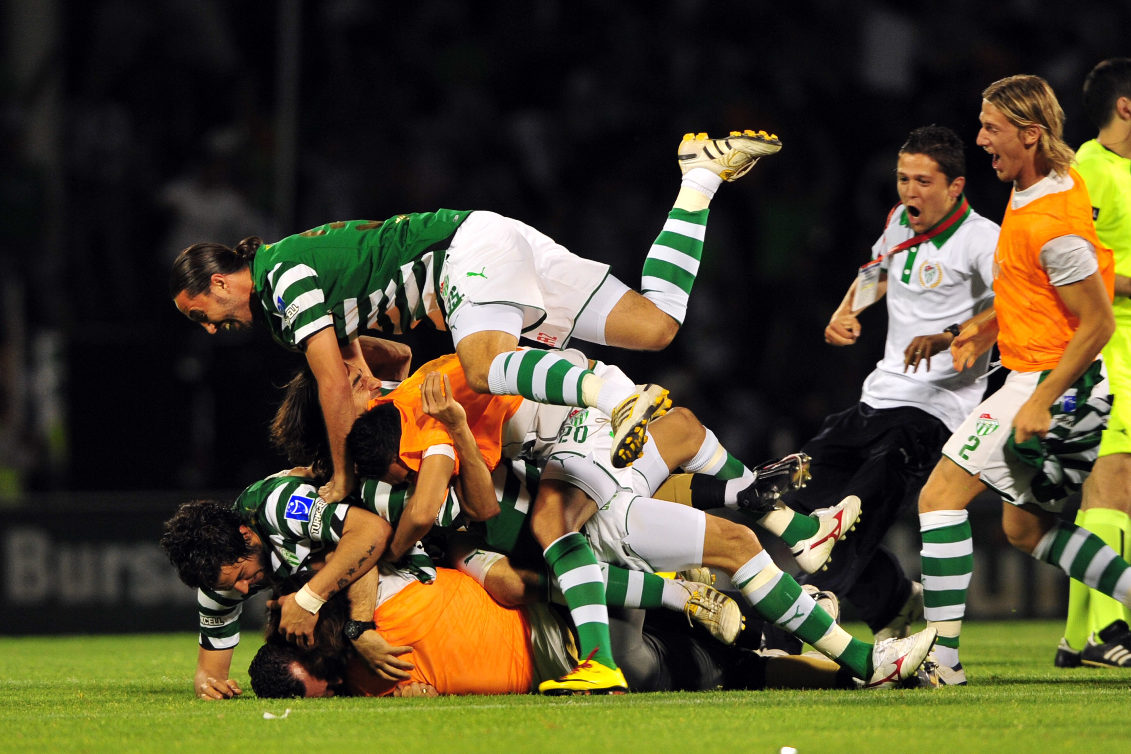 BURSA, TURKEY - MAY 16:  Bursaspor players celebrate after winning the Turkish Super League soccer match against Besiktas at Ataturk Stadium  on May 16, 2010 in Bursa, Turkey.  (Photo by Mustafa Ozer/EuroFootball/Getty Images)
