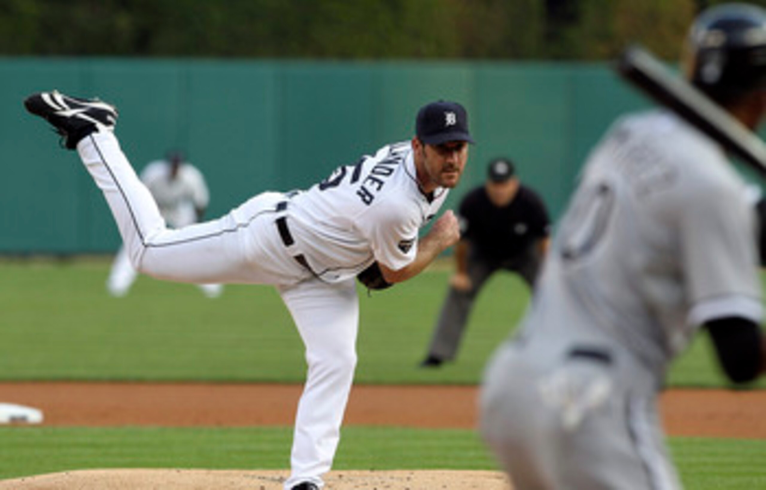 DETROIT - SEPTEMBER 02:  Justin Verlander #35 of the Detroit Tigers pitches in the first inning of the game against Alexei Ramirez #10 of the Chicago White Sox at Comerica Park on September 2, 2011 in Detroit, Michigan.  (Photo by Leon Halip/Getty Images)