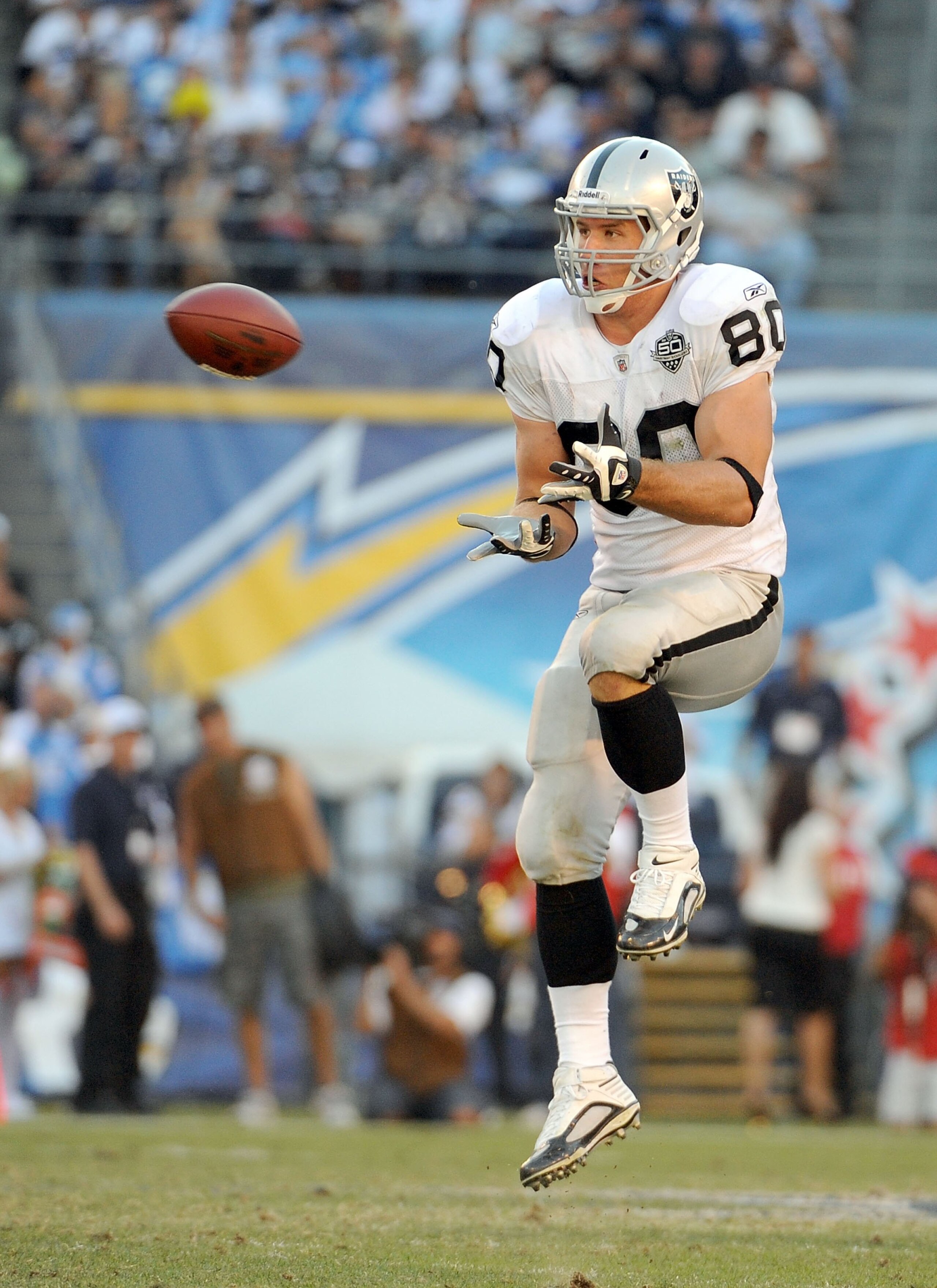 SAN DIEGO - NOVEMBER 01:  Zach Miller #80 of the Oakland Raiders jumps for a catch against the San Diego Chargers during the fourth quarter at Qualcomm Stadium on November 1, 2009 in San Diego California. The Chargers defeated the Raiders 24-16. (Photo by