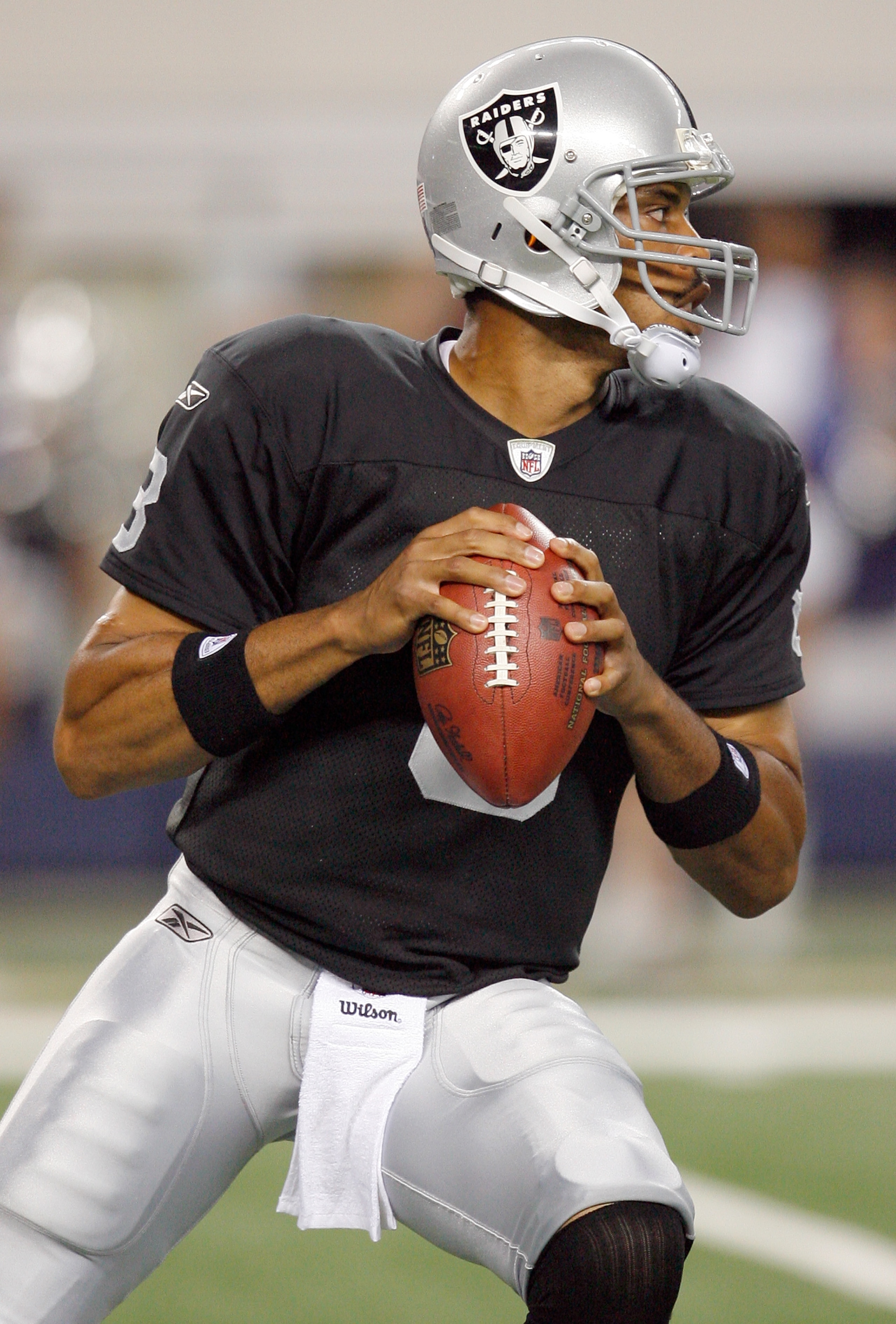 ARLINGTON, TX - AUGUST 12:  Jason Campbell #18 looks to pass in the preseason game againsts the Dallas Cowboys at Dallas Cowboys Stadium on August 12, 2010 in Arlington, Texas.  (Photo by Tom Pennington/Getty Images)