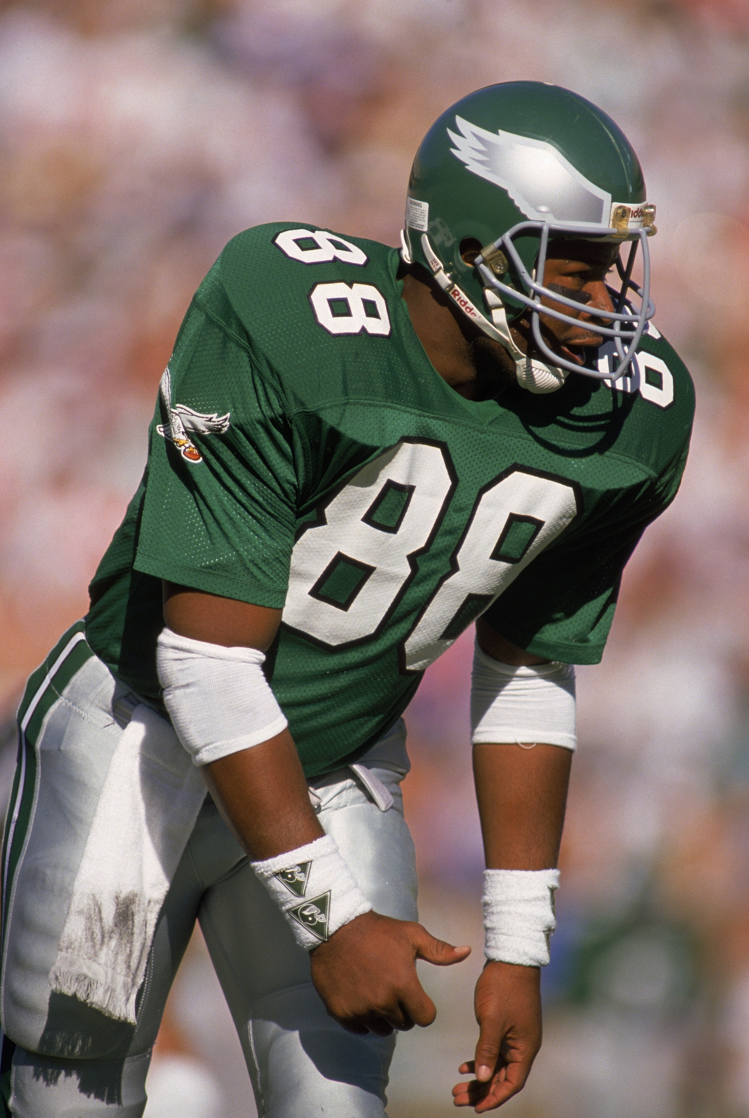 1989:  Tight end Keith Jackson #88 of the Philadelphia Eagles positions before the snap during a 1989 NFL game.  (Photo by Mike Powell/Getty Images)