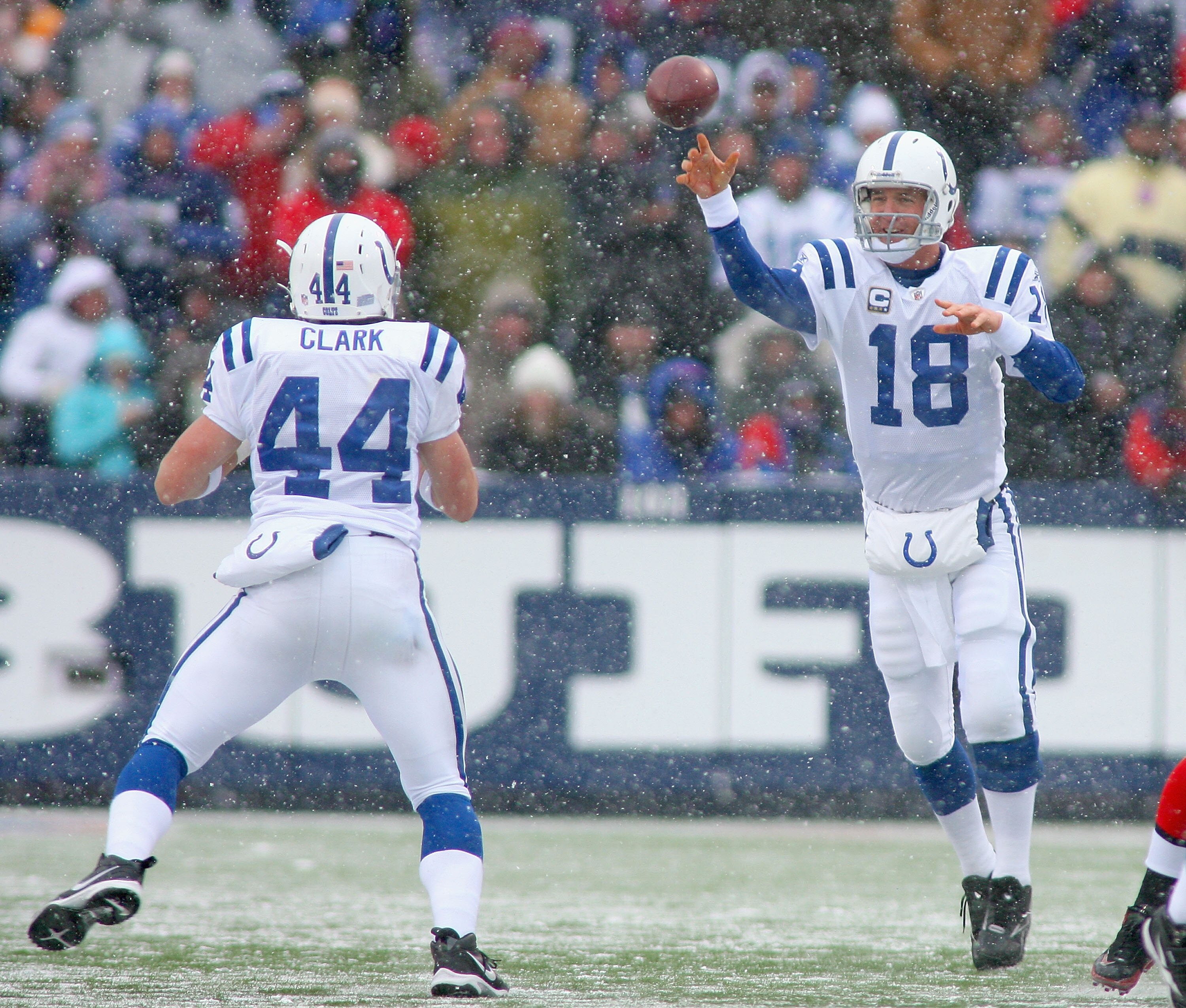 ORCHARD PARK, NY - JANUARY 03:  Peyton Manning #18 of the Indianapolis Colts throws a pass to teammaet Dallas Clark #44 against the Buffalo Bills at Ralph Wilson Stadium on January 3, 2010 in Orchard Park, New York.  (Photo by Rick Stewart/Getty Images)