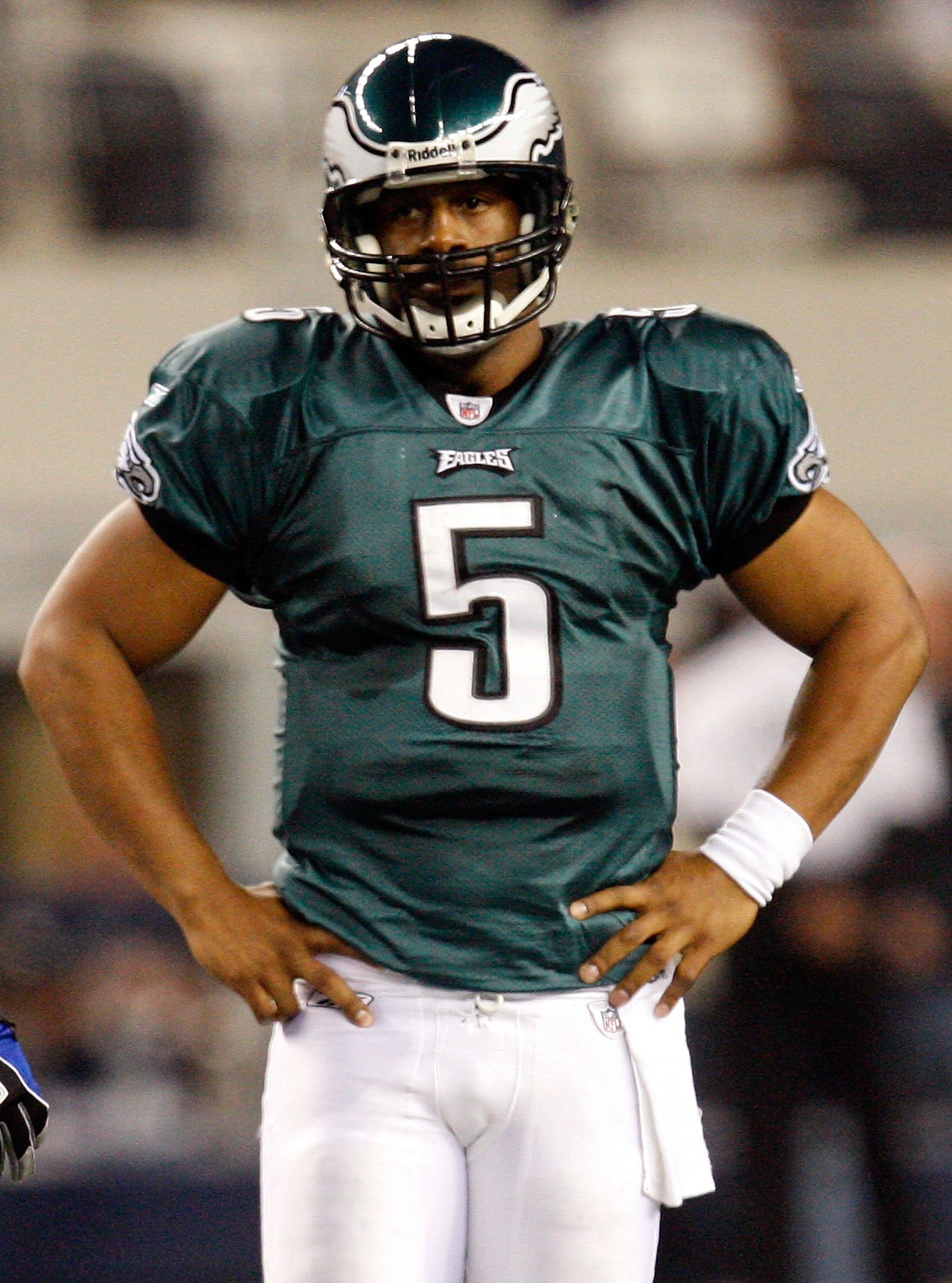 ARLINGTON, TX - JANUARY 03:  Quarterback Donovan McNabb #5 of the Philadelphia Eagles at Cowboys Stadium on January 3, 2010 in Arlington, Texas.  (Photo by Ronald Martinez/Getty Images)
