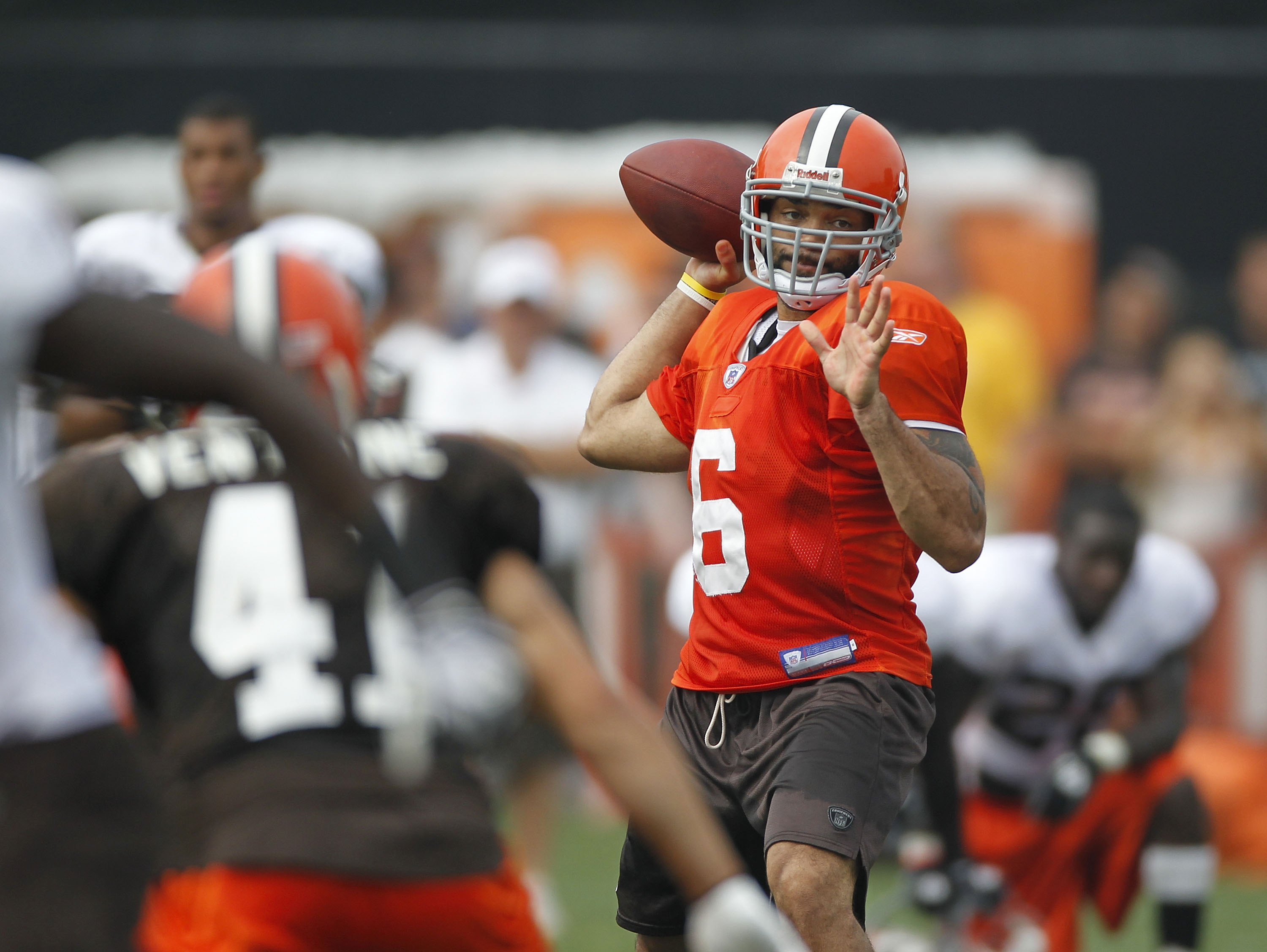 BEREA, OH - AUGUST 04:  Seneca Wallace #6 of the Cleveland Browns gets ready to throw a pass during training camp at the Cleveland Browns Training and Administrative Complex on August 4, 2010 in Berea, Ohio.  (Photo by Gregory Shamus/Getty Images)