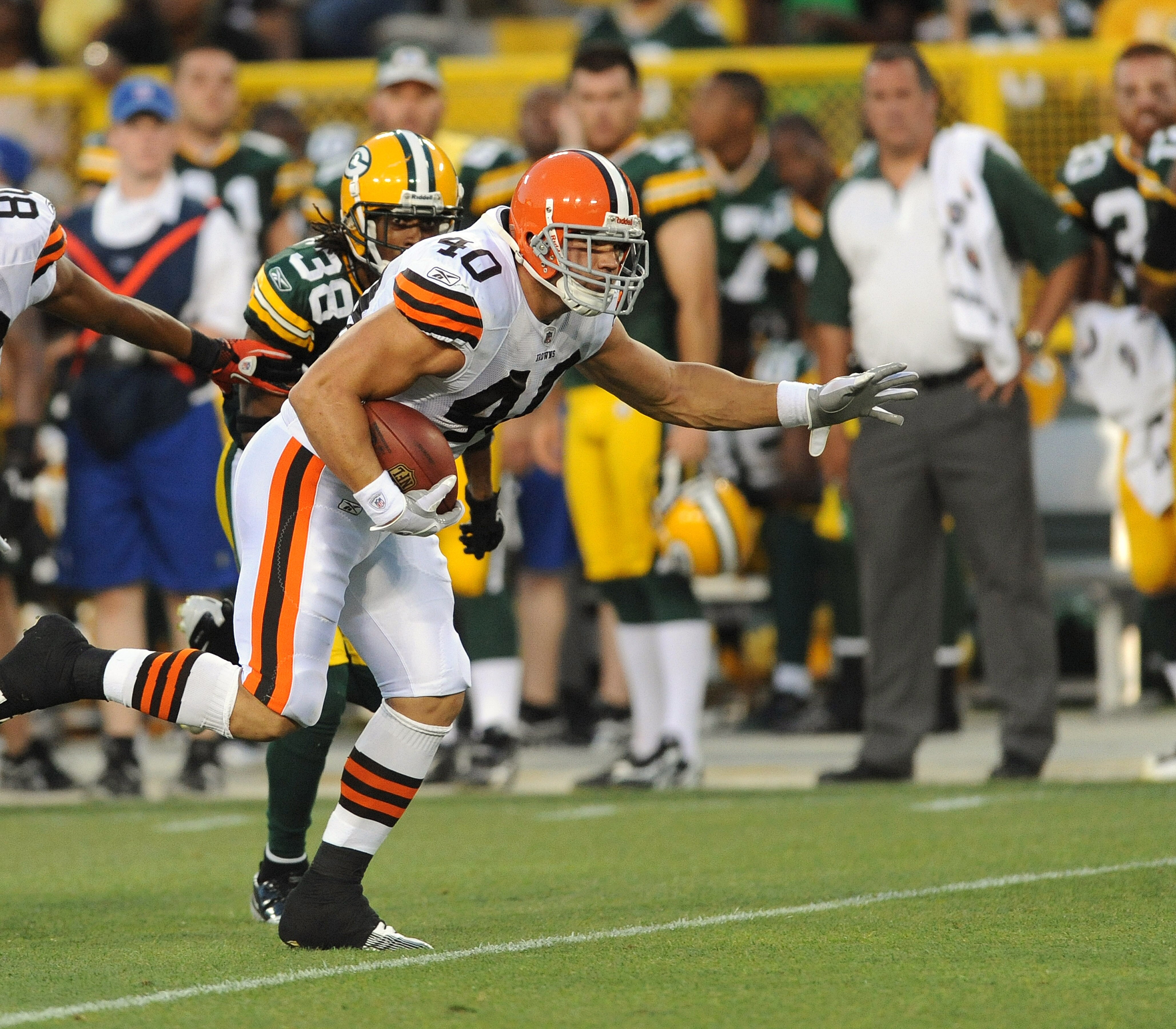 GREEN BAY - AUGUST 14: Peyton Hillis #40 of the Cleveland Browns carries the ball during the NFL preseason game against the Green Bay Packers at Lambeau Field August 14, 2010 in Green Bay, Wisconsin.  (Photo by Tom Dahlin/Getty Images)