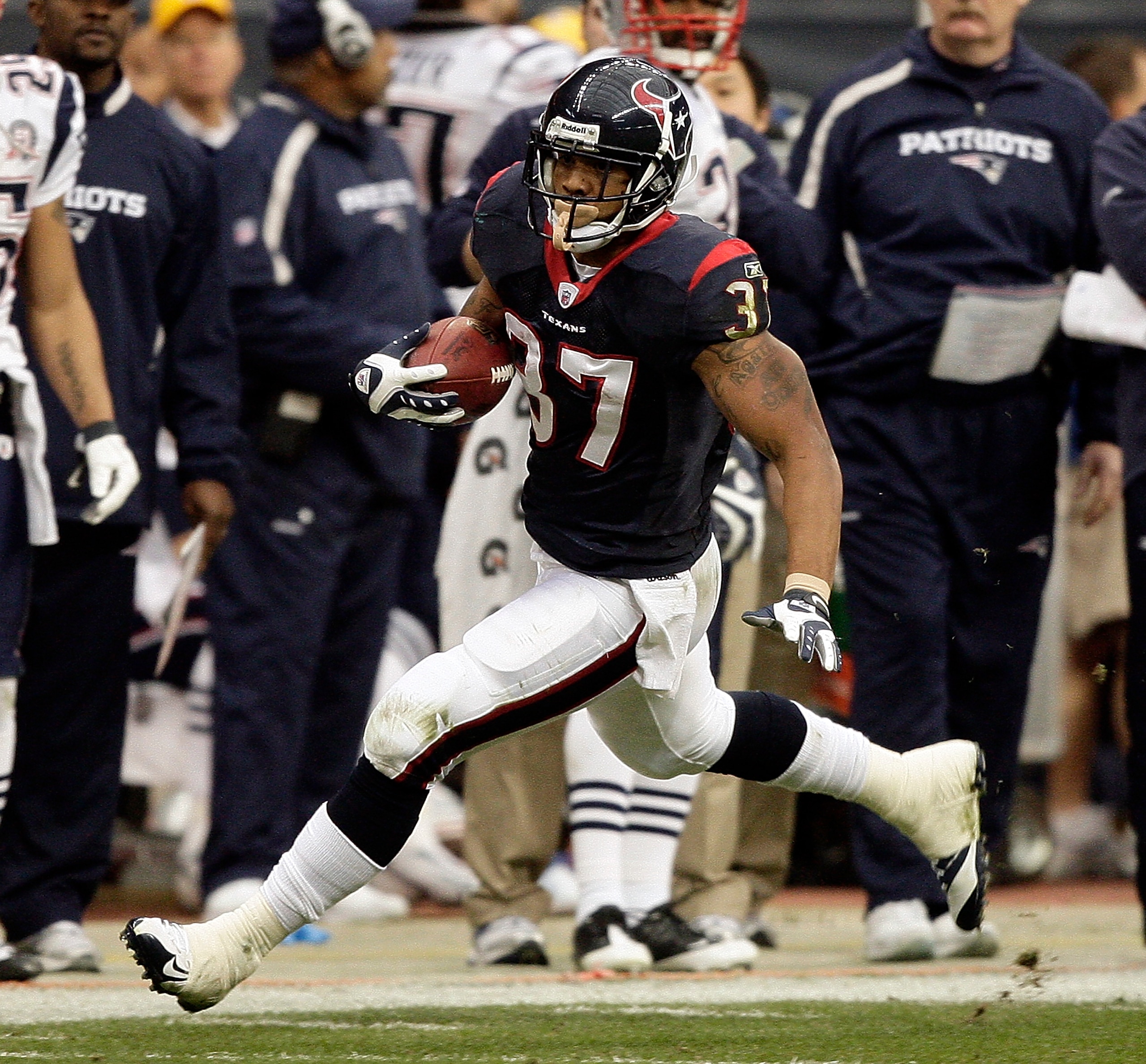 HOUSTON - JANUARY 03:  Running back Arian Foster #37 of the Houston Texans rushes against the New England Patriots at Reliant Stadium on January 3, 2010 in Houston, Texas. Houston won 34-27. (Photo by Bob Levey/Getty Images)