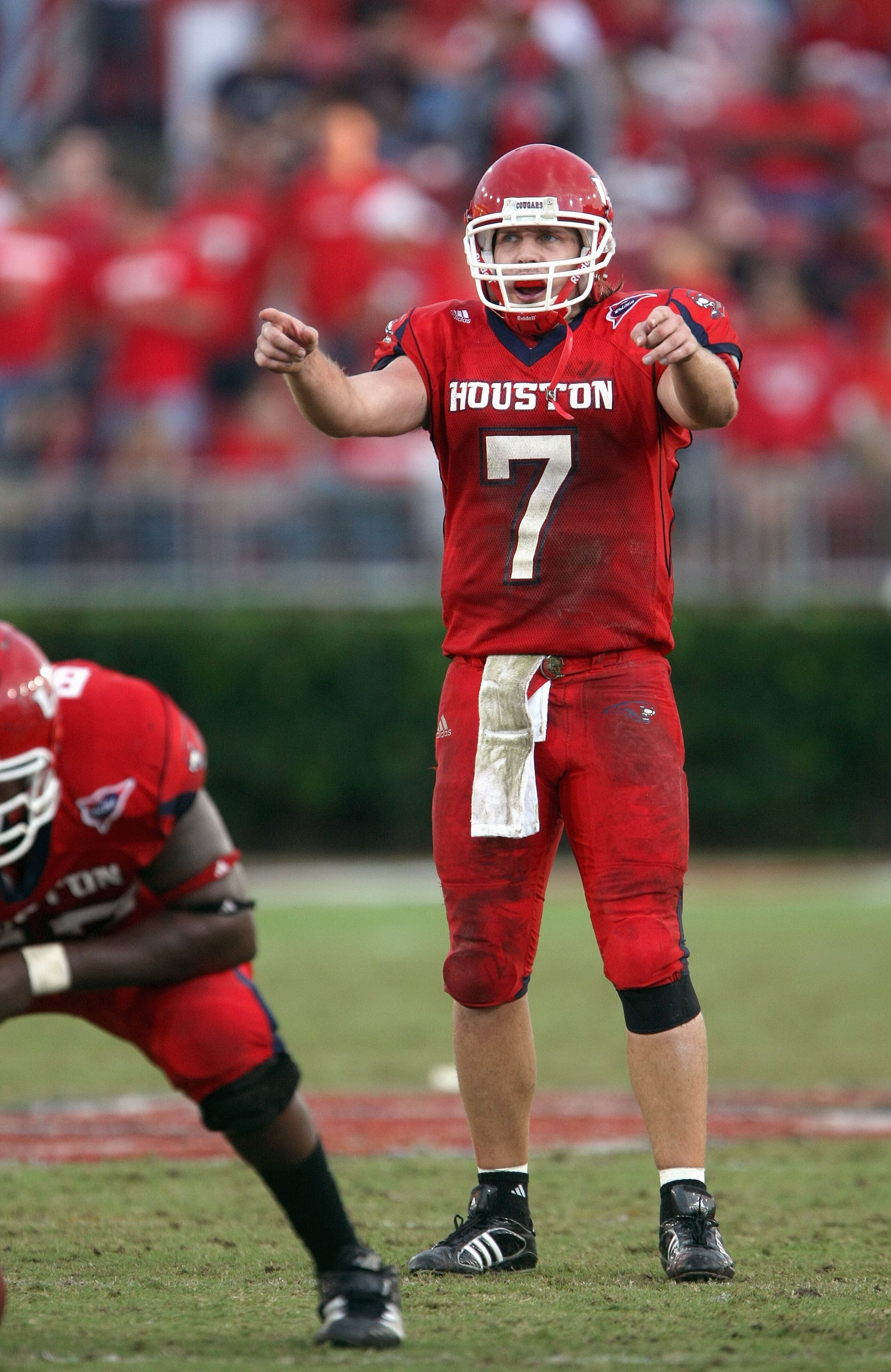 HOUSTON - NOVEMBER 17: Case Keenum #7 of the Houston Cougars points down the field against the Marshall Thundering Herd at Robertson Stadium November 17, 2007 in Houston, Texas. Houston won 35-28. (Photo by Stephen Dunn/Getty Images)