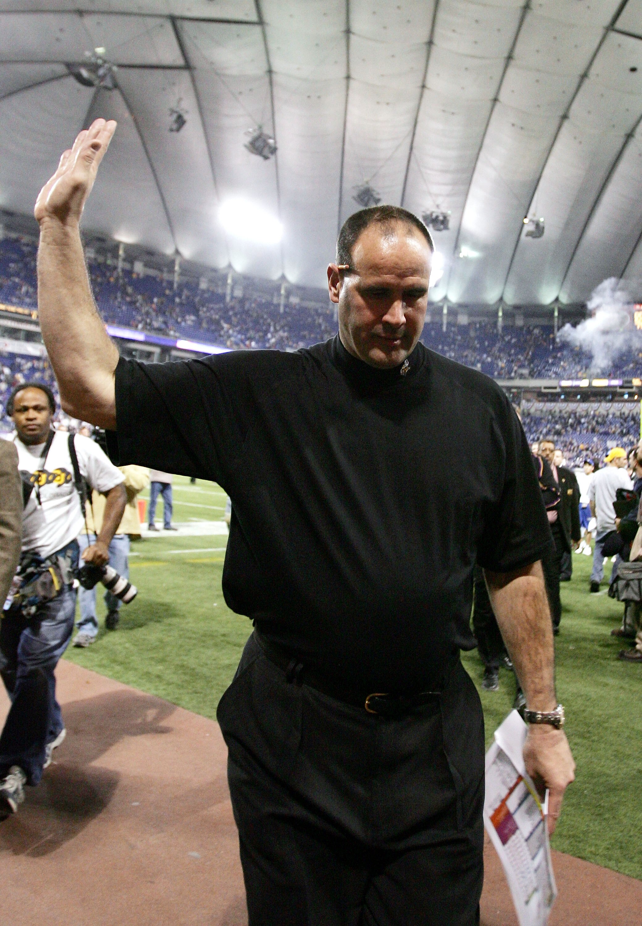 MINNEAPOLIS, MN - JANUARY 01:  Head coach Mike Tice of the Minnesota Vikings waves as he walks off the field after the game on January 1, 2006 at the Hubert H. Humphrey Metrodome in Minneapolis, Minnesota.  The Minnesota Vikings defeated the Chicago Bears