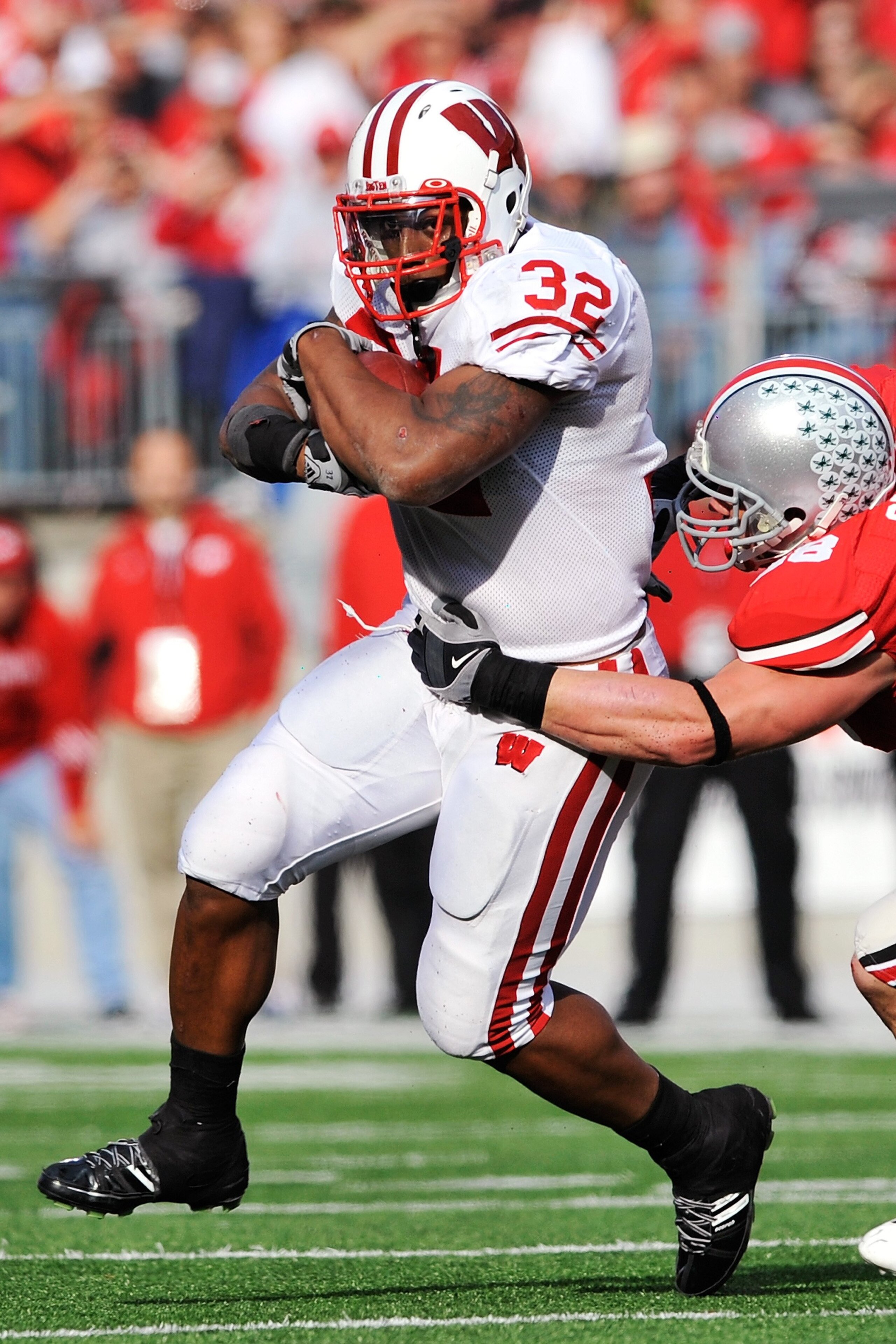 COLUMBUS, OH - OCTOBER 10:  Running back John Clay #32 of the Wisconsin Badgers runs with the ball against the Ohio State Buckeyes at Ohio Stadium on October 10, 2009 in Columbus, Ohio.  (Photo by Jamie Sabau/Getty Images)