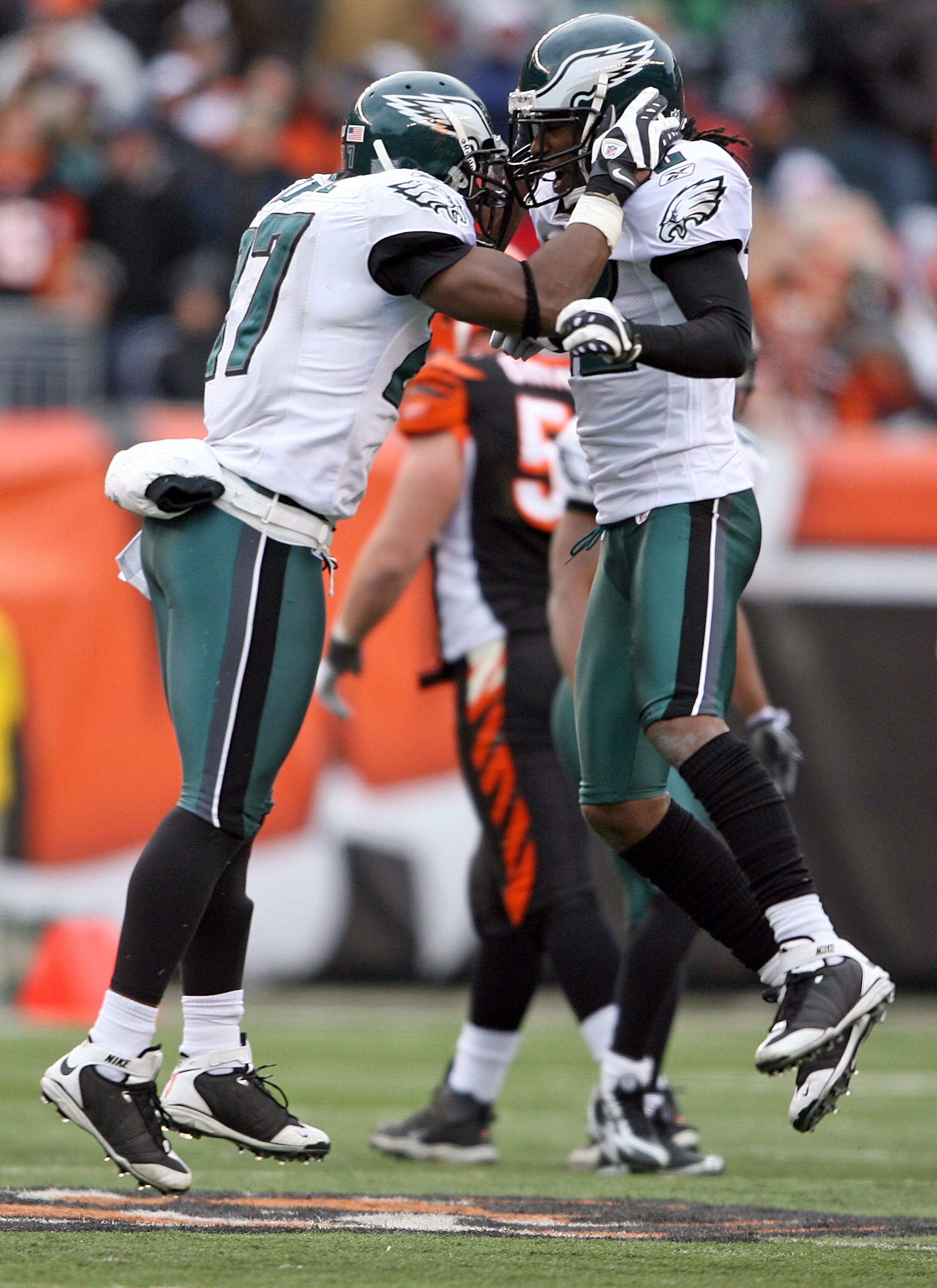 CINCINNATI - NOVEMBER 16:  Quintin Mikell #27 and Asante Samuel #22 of the Philadelphia Eagles celebrate a defensive stop during the NFL game against the Cincinnati Bengals at Paul Brown Stadium on November 16, 2008 in Cincinnati, Ohio.  The game ended in