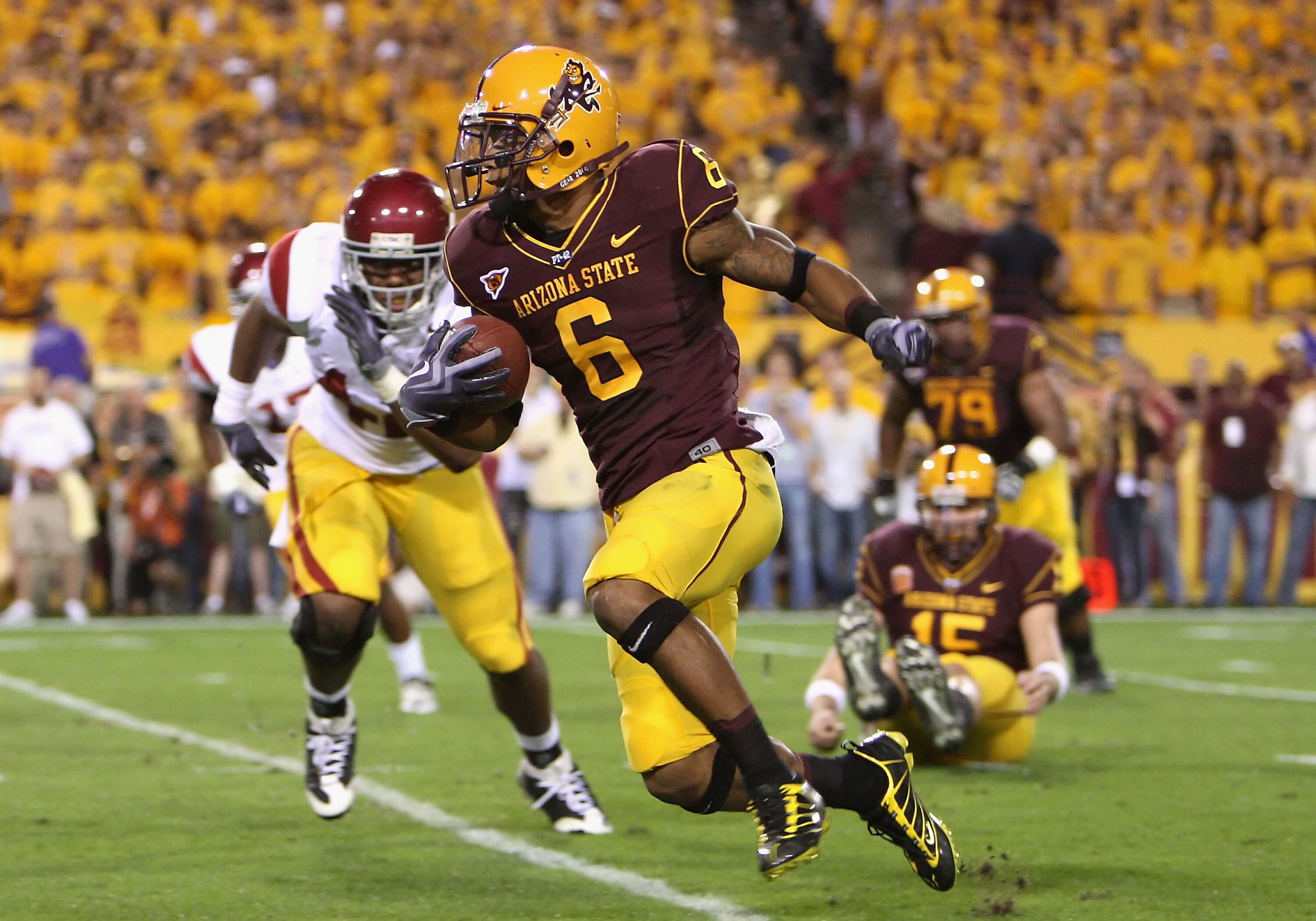 TEMPE, AZ - NOVEMBER 07:  Wide receiver Kyle Williams #6 of the Arizona State Sun Devils runs with the ball for 9 yards against the USC Trojans during the college football game at Sun Devil Stadium on November 7, 2009 in Tempe, Arizona. The Trojans defeat