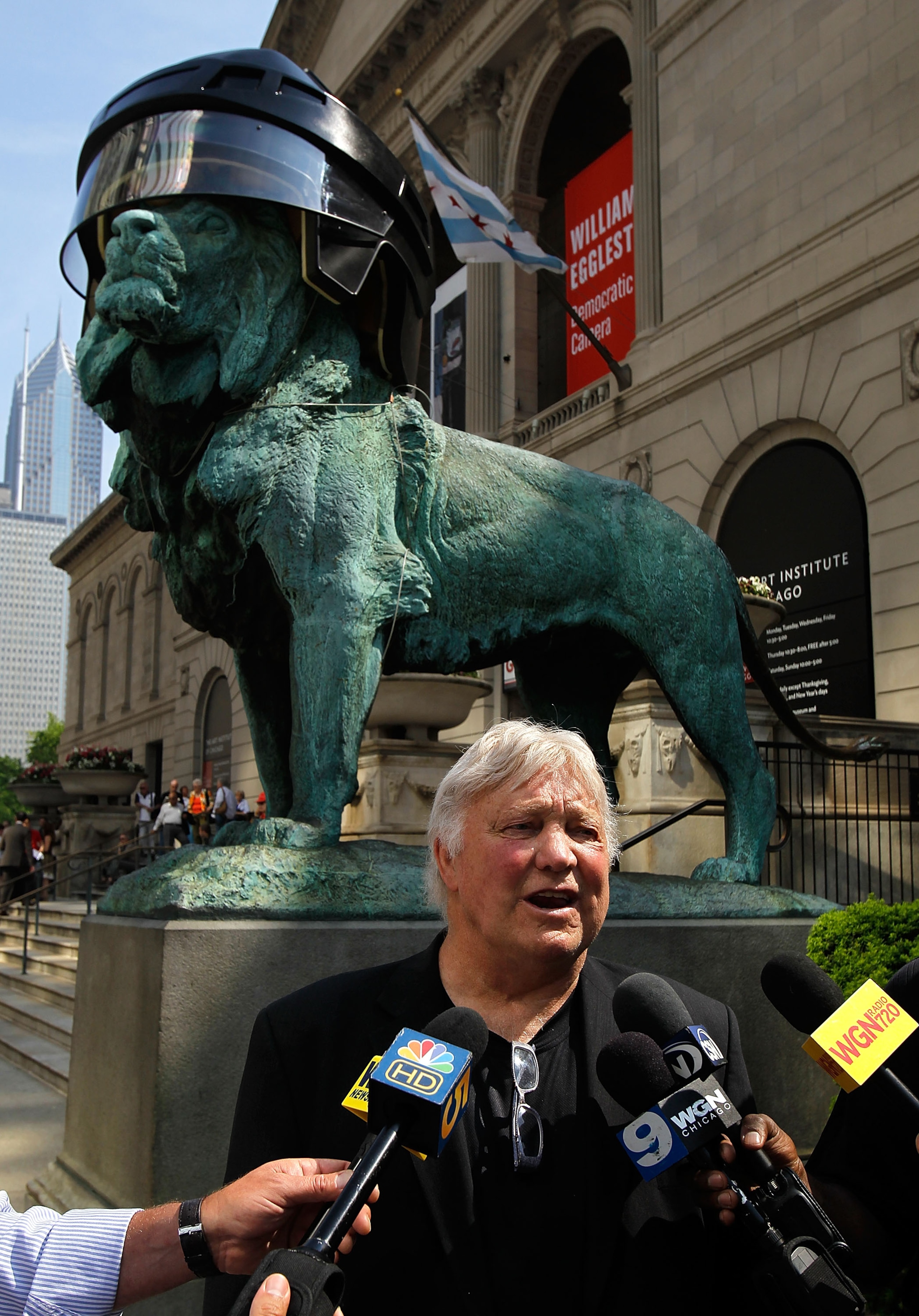 CHICAGO - MAY 26:  Former Chicago Blackhawks star and Hall of Famer Bobby Hull meets with reporters in front of a lion sculpture sporting a Blackhawks helmet in celebration of the Blackhawks appearence in the Stanley Cup Finals against the Philadelphia Fy