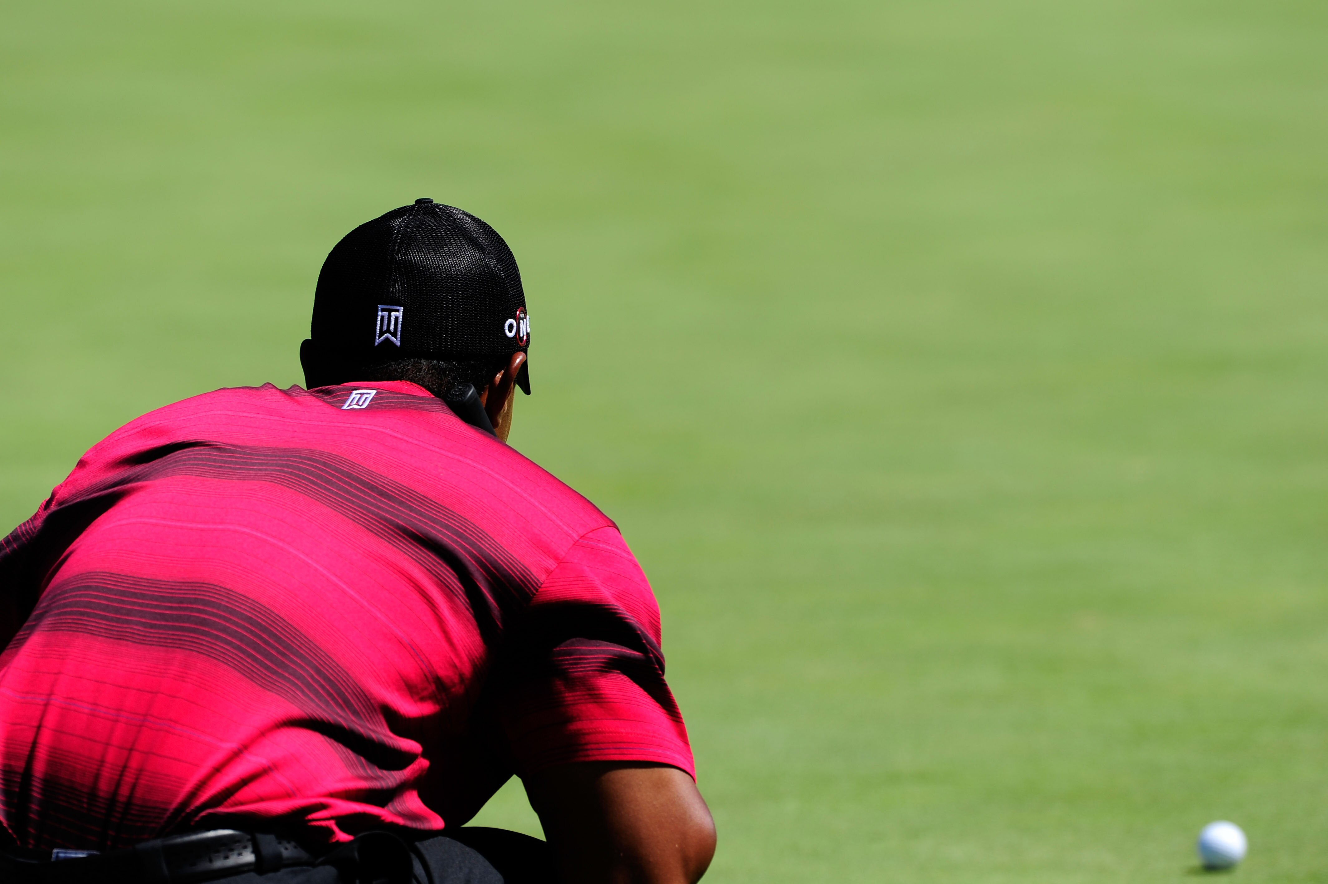 KOHLER, WI - AUGUST 15:  Tiger Woods lines up a putt on the ninth green during the final round of the 92nd PGA Championship on the Straits Course at Whistling Straits on August 15, 2010 in Kohler, Wisconsin.  (Photo by Stuart Franklin/Getty Images)