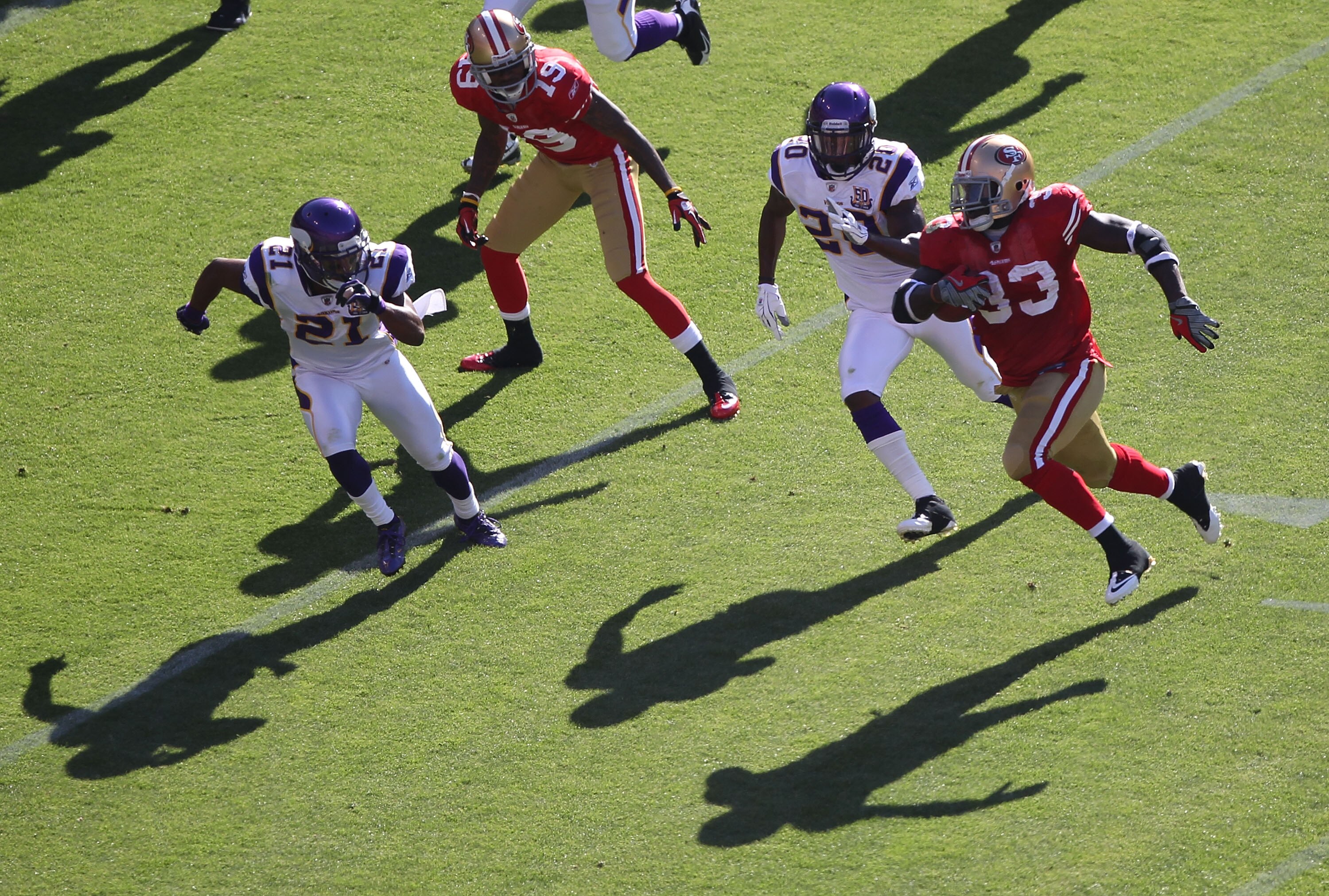 SAN FRANCISCO - AUGUST 22:  Anthony Dixon #33 of the San Francisco 49er runs for a touchdown against the Minnesota Vikings during an NFL pre-season game at Candlestick Park on August 22, 2010 in San Francisco, California. (Photo by Jed Jacobsohn/Getty Ima