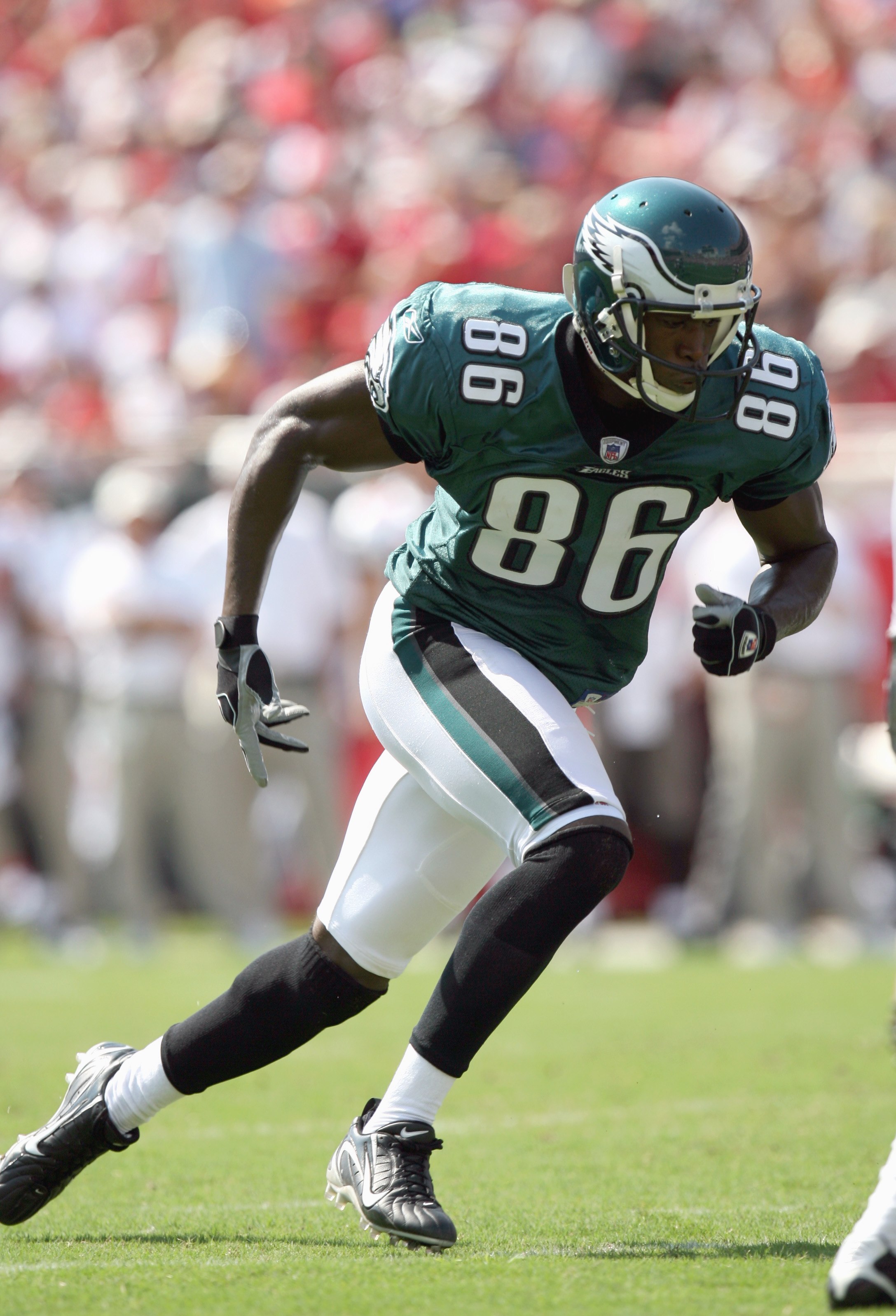 TAMPA, FL - OCTOBER 22: Reggie Brown #86 of the Philadelphia Eagles runs up the field during the game against the Tampa Bay Buccaneers at Raymond James Stadium on October 22, 2006 in Tampa, Florida. (Photo by Doug Benc/Getty Images)