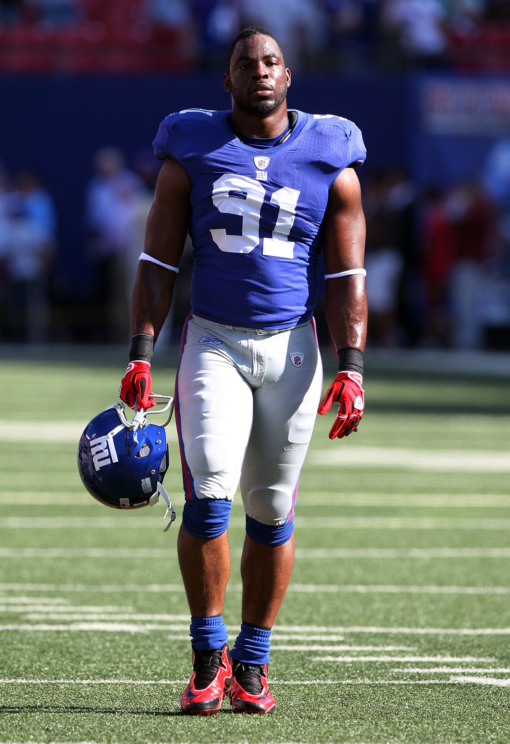 EAST RUTHERFORD, NJ - SEPTEMBER 13:  Justin Tuck #91 of the New York Giants walks off the field after warming up to play the Washington Redskins on September 13, 2009 at Giants Stadium in East Rutherford, New Jersey.  (Photo by Jim McIsaac/Getty Images)