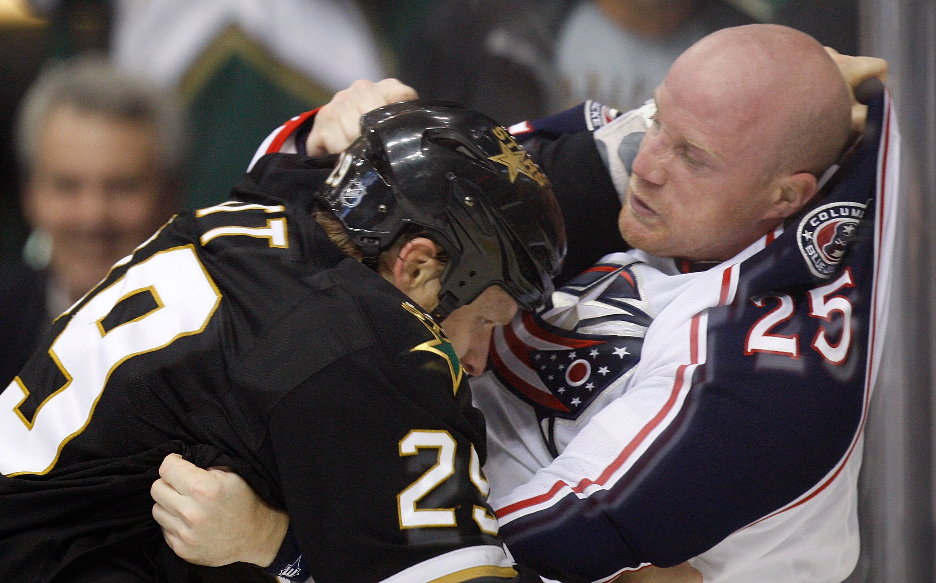 DALLAS - NOVEMBER 19:  Left wing Jason Chimera #25 of the Columbus Blue Jackets fights with Steve Ott #29 of the Dallas Stars in the first period on November 19, 2009 in Dallas, Texas.  (Photo by Ronald Martinez/Getty Images)