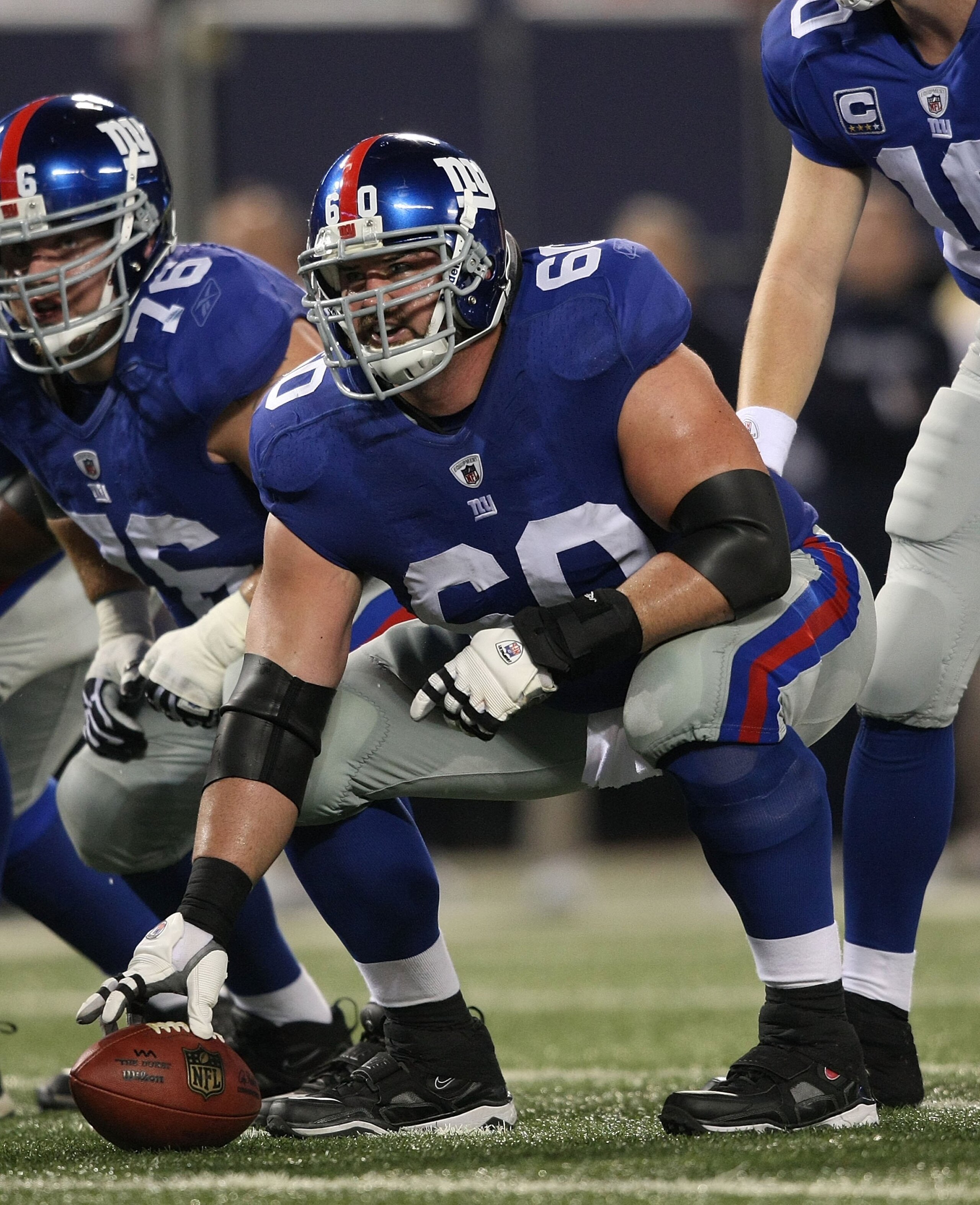 EAST RUTHERFORD, NJ - NOVEMBER 8:  Shaun O'Hara #60 of the New York Giants prepares to snap against the San Diego Chargers at Giants Stadium on November 8, 2009 in East Rutherford, New Jersey. The Chargers defeated the Giants 21-20.  (Photo by Nick Laham/