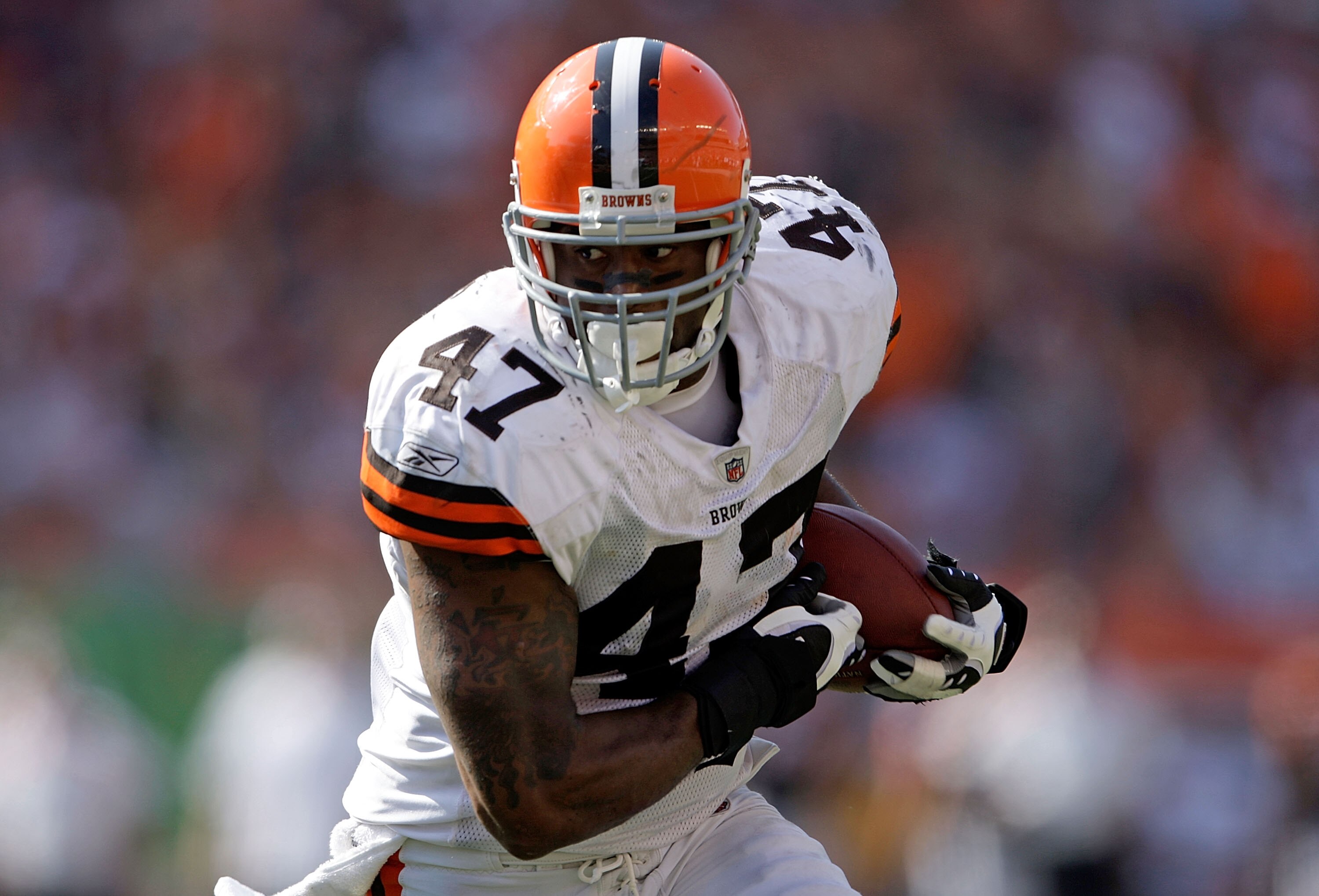 CINCINNATI - SEPTEMBER 28:  Lawrence Vickers #47 of the Cleveland Browns runs with the ball during the NFL game against the Cincinnati Bengals on September 28, 2008 at Paul Brown Stadium in Cincinnati, Ohio.  (Photo by Andy Lyons/Getty Images)
