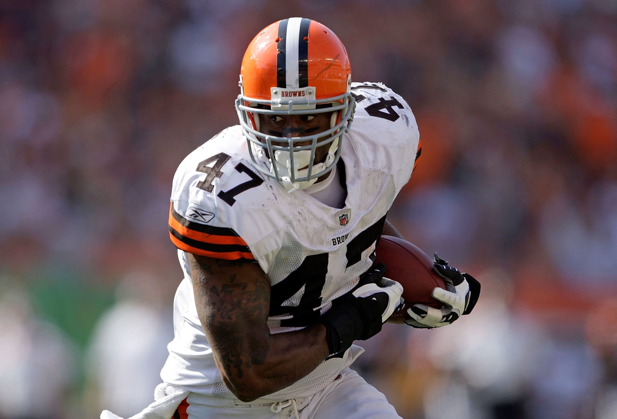 CINCINNATI - SEPTEMBER 28: Lawrence Vickers #47 of the Cleveland Browns runs with the ball during the NFL game against the Cincinnati Bengals on September 28, 2008 at Paul Brown Stadium in Cincinnati, Ohio. (Photo by Andy Lyons/Getty Images) CINCINNATI - SEPTEMBER 28: Lawrence Vickers #47 of the Cleveland Browns runs with the ball during the NFL game against the Cincinnati Bengals on September 28, 2008 at Paul Brown Stadium in Cincinnati, Ohio. (Photo by Andy Lyons/Getty Images)