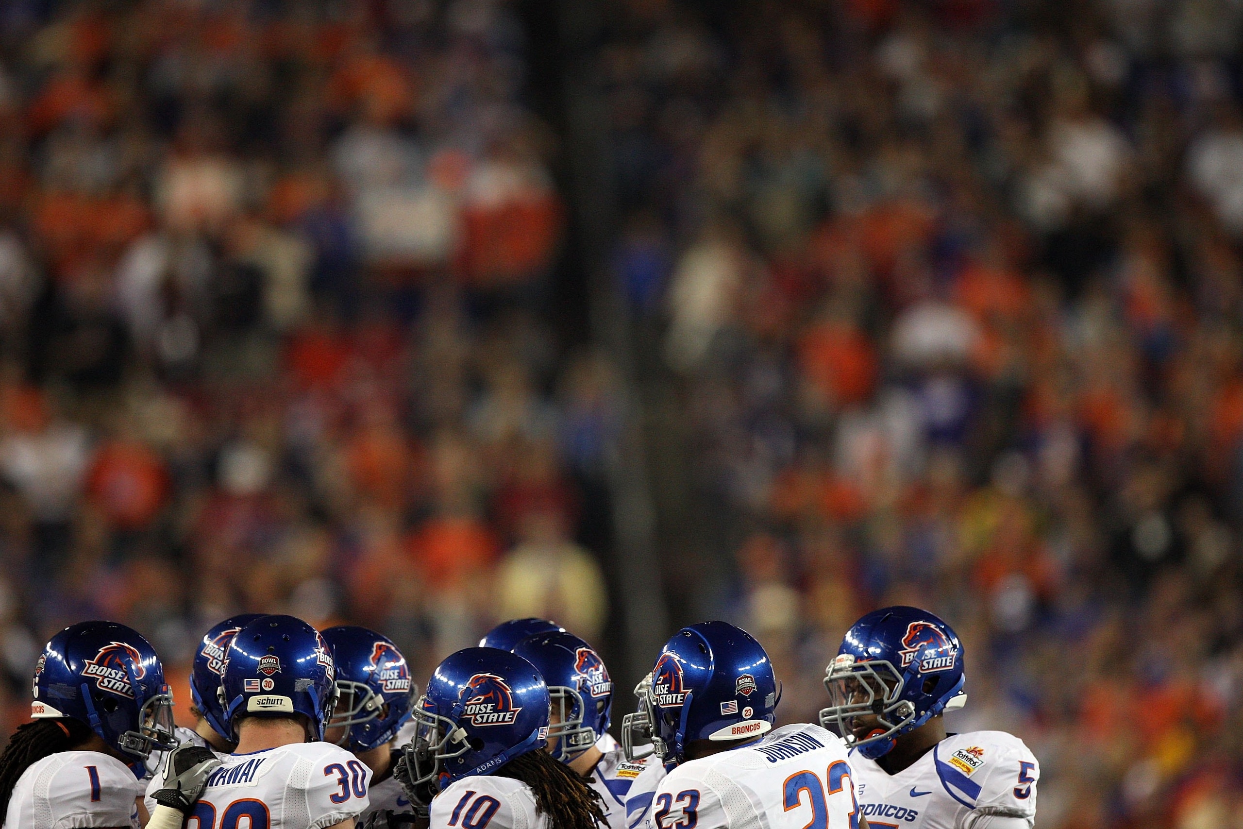 GLENDALE, AZ - JANUARY 04: The Boise State Broncos huddle against the TCU Horned Frogs during the Tostitos Fiesta Bowl at the Universtity of Phoenix Stadium on January 4, 2010 in Glendale, Arizona.  (Photo by Jed Jacobsohn/Getty Images)