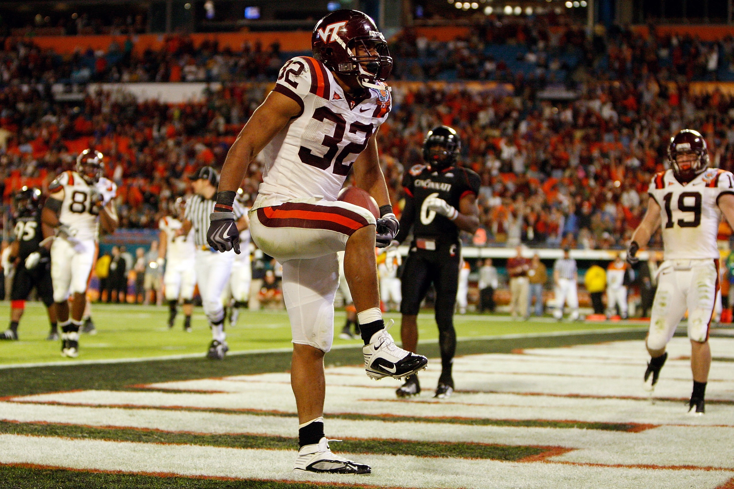 MIAMI - JANUARY 01:  Darren Evans #32 of the Virginia Tech Hokies celebrates after scoring a touchdown during the FedEx Orange Bowl against the Cincinnati Bearcats at Dolphin Stadium on January 1, 2009 in Miami, Florida.  (Photo by Streeter Lecka/Getty Im
