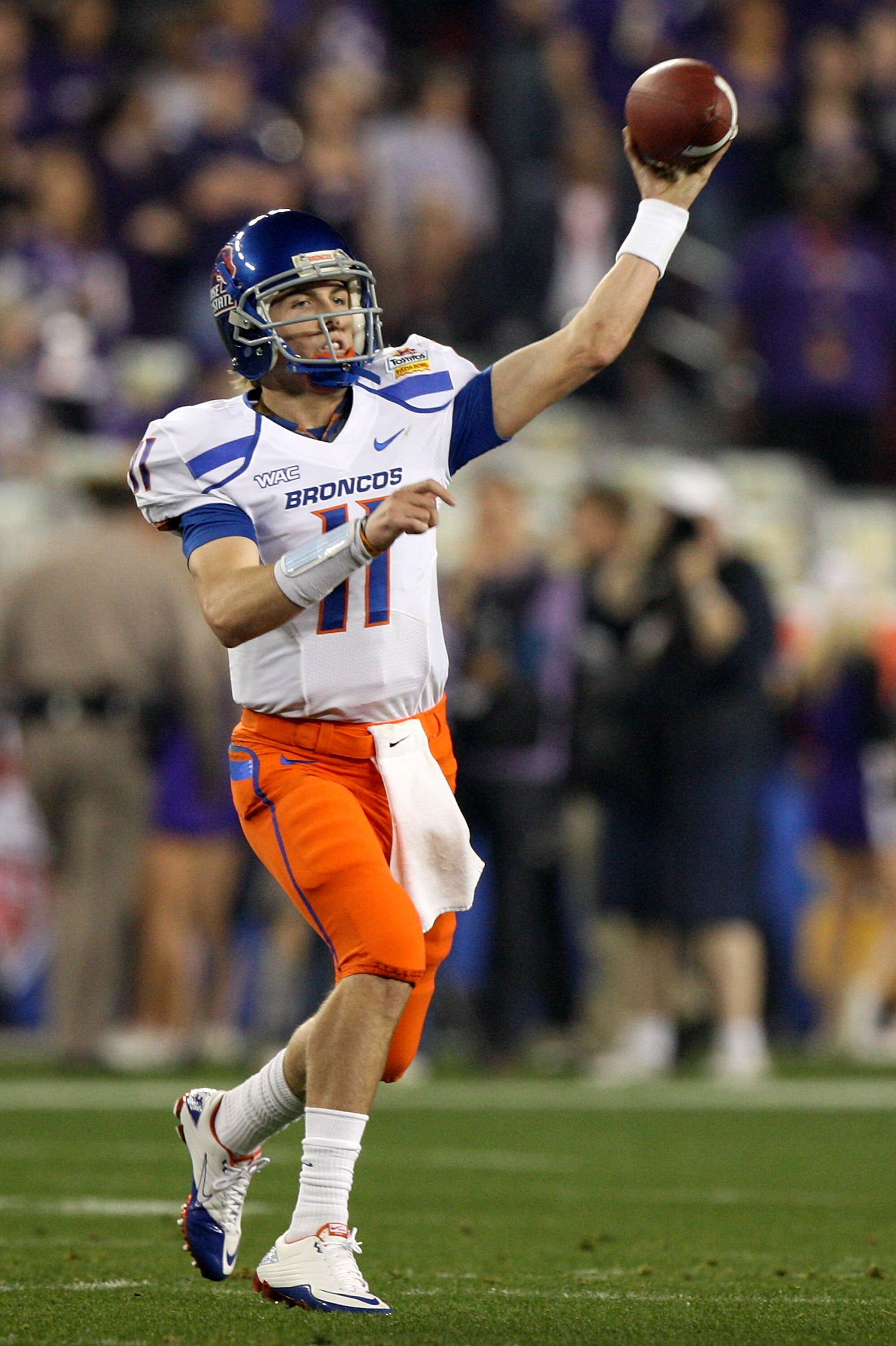 GLENDALE, AZ - JANUARY 04:  Quarterback Kellen Moore #11 of the Boise State Broncos passes the ball in the first half against the TCU Horned Frogs during the Tostitos Fiesta Bowl at the Universtity of Phoenix Stadium on January 4, 2010 in Glendale, Arizon