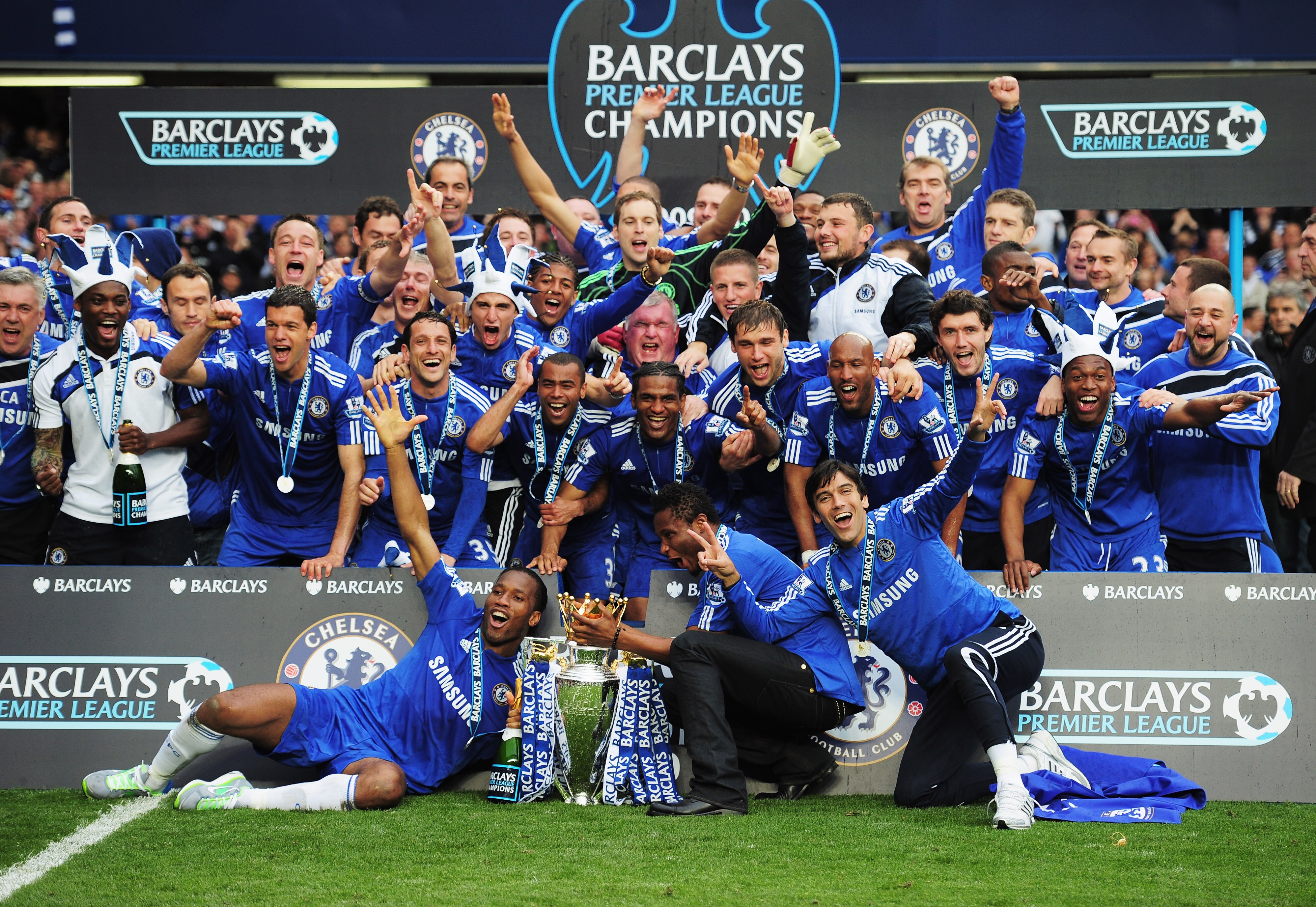LONDON, ENGLAND - MAY 09:  Chelsea players celebrate with the trophy after the Barclays Premier League match between Chelsea and Wigan Athletic at Stamford Bridge on May 9, 2010 in London, England. Chelsea won 8-0 to win the title.  (Photo by Shaun Botter