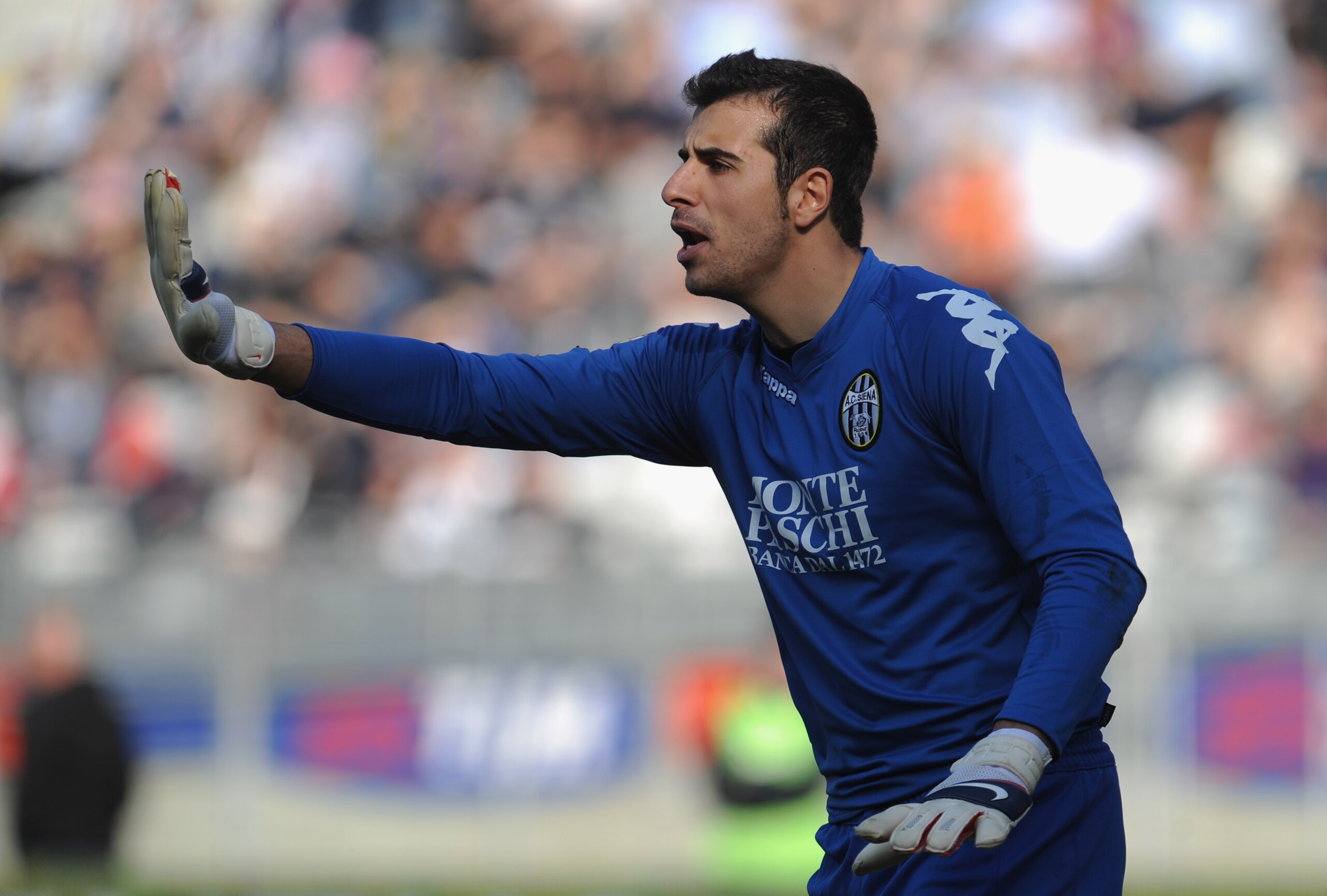 TURIN, ITALY - MARCH 14:  Gianluca Curci of AC Siena issues instructions during the Serie A match between Juventus FC and AC Siena at Stadio Olimpico di Torino on March 14, 2010 in Turin, Italy.  (Photo by Valerio Pennicino/Getty Images)