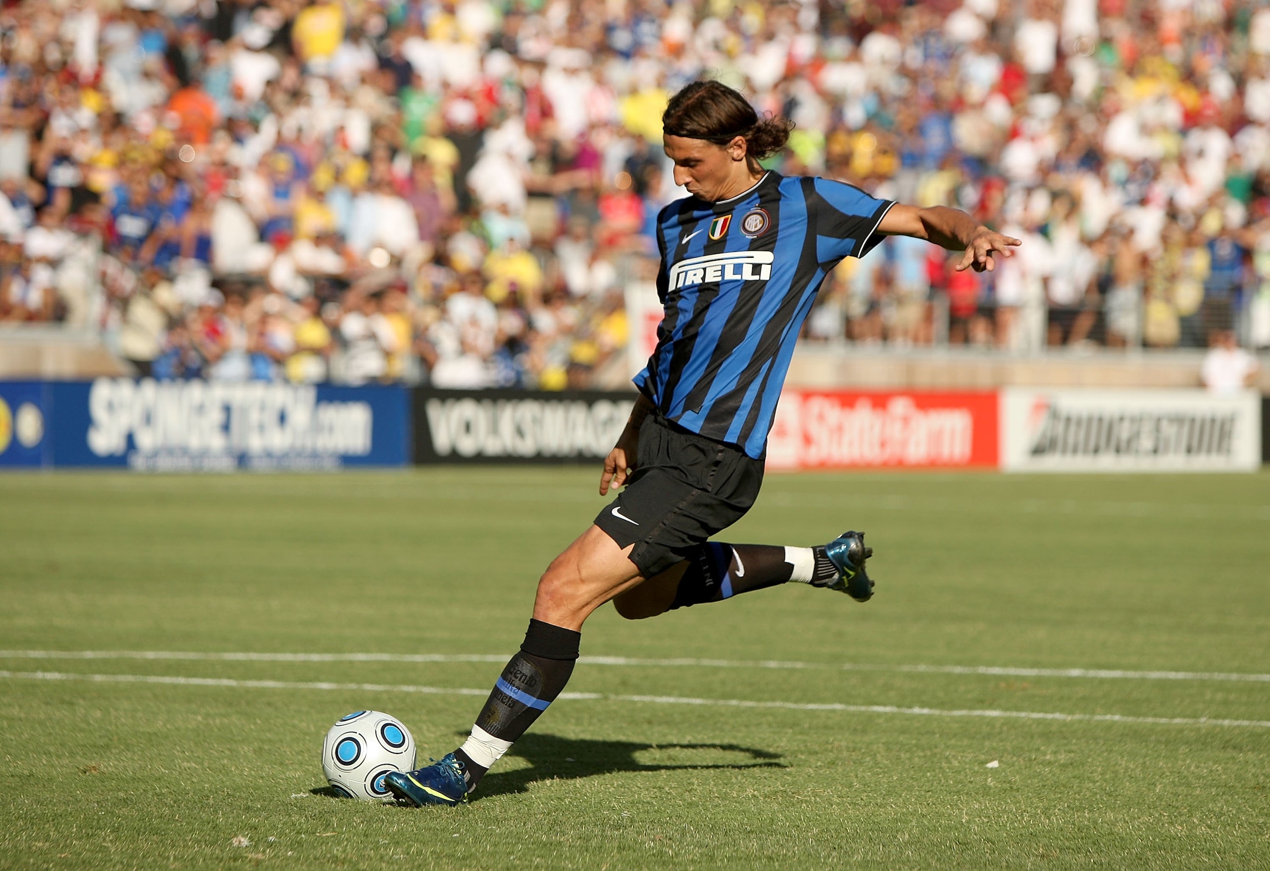 PALO ALTO, CA - JULY 19:  Zlatan Ibrahimovic #10 of Inter Milan takes a penalty kick during a penalty shootout during their game against Club America in the World Football Challenge at Stanford Stadium on July 19, 2009 in Palo Alto, California. (Photo by 