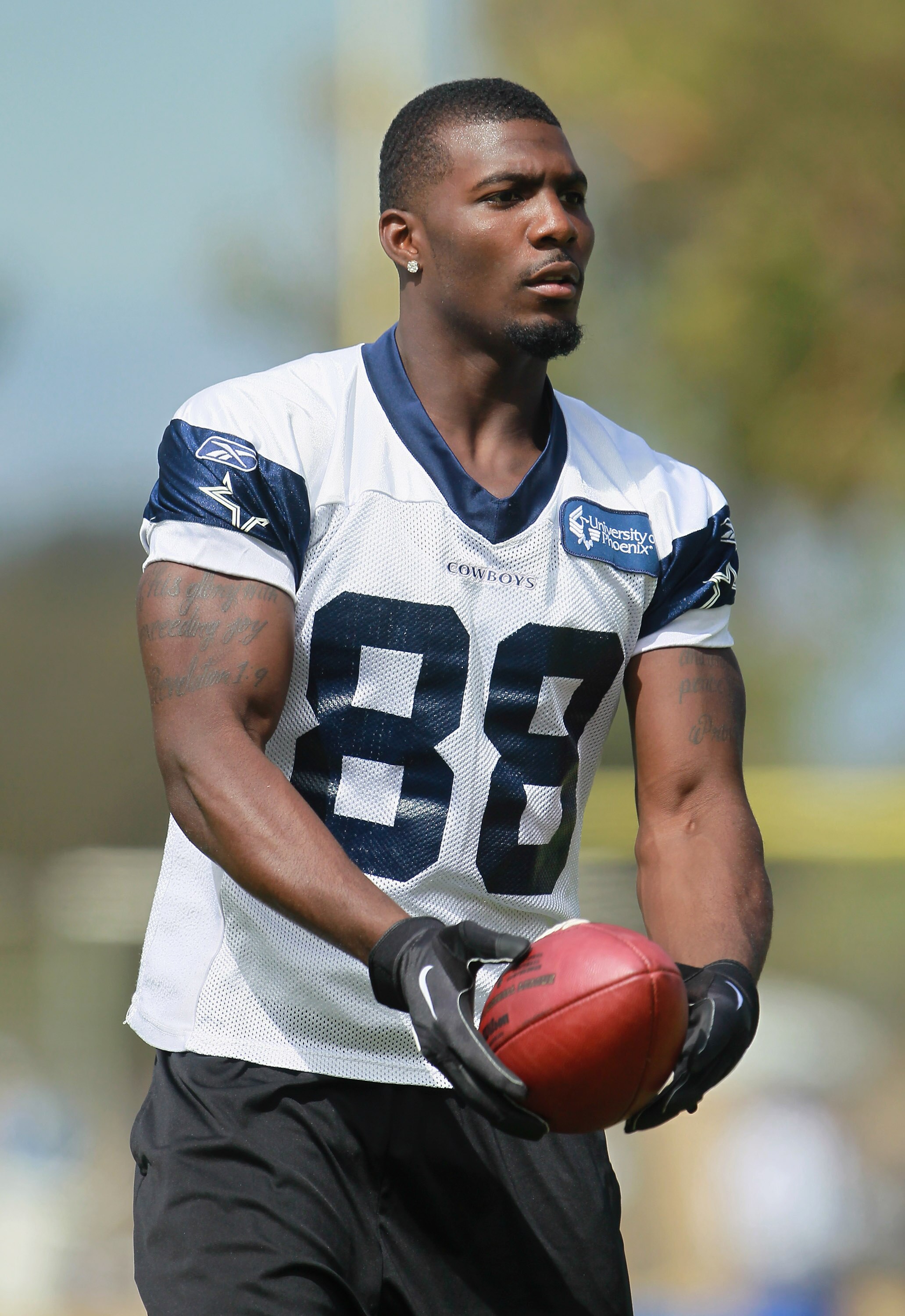 OXNARD, CA - AUGUST 14:  Wide receiver Dez Bryant #88 catches a pass during Dallas Cowboys Training Camp at the Marriott Residence Inn Oxnard River Ridge on August 14, 2010 in Oxnard, California.  (Photo by Jeff Gross/Getty Images)
