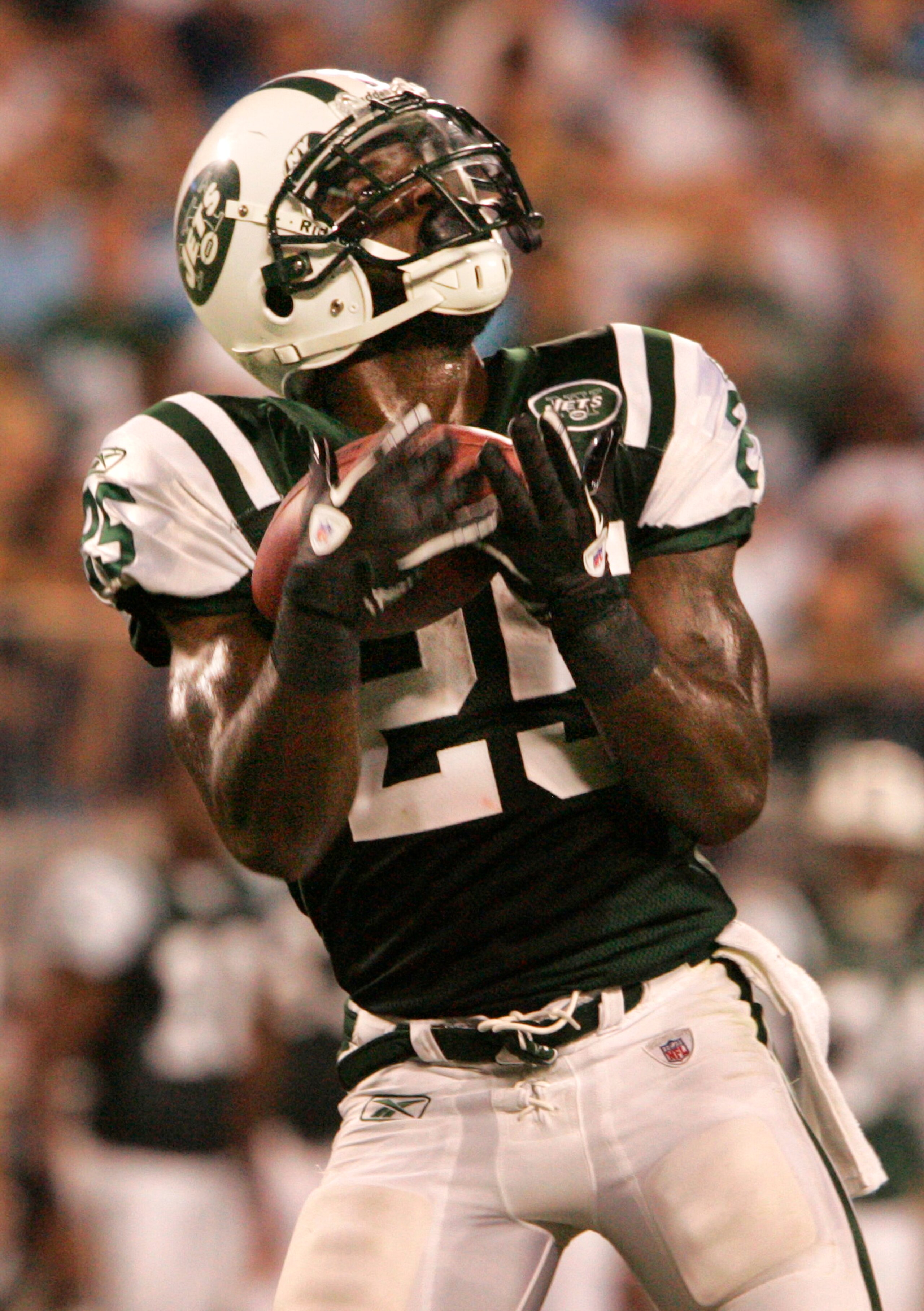 CHARLOTTE, NC - AUGUST 21:  Joe McKnight #25 of the New York Jets catches the football on a kick return during their preseason game against the Carolina Panthers at Bank of America Stadium on August 21, 2010 in Charlotte, North Carolina. (Photo by Mary An