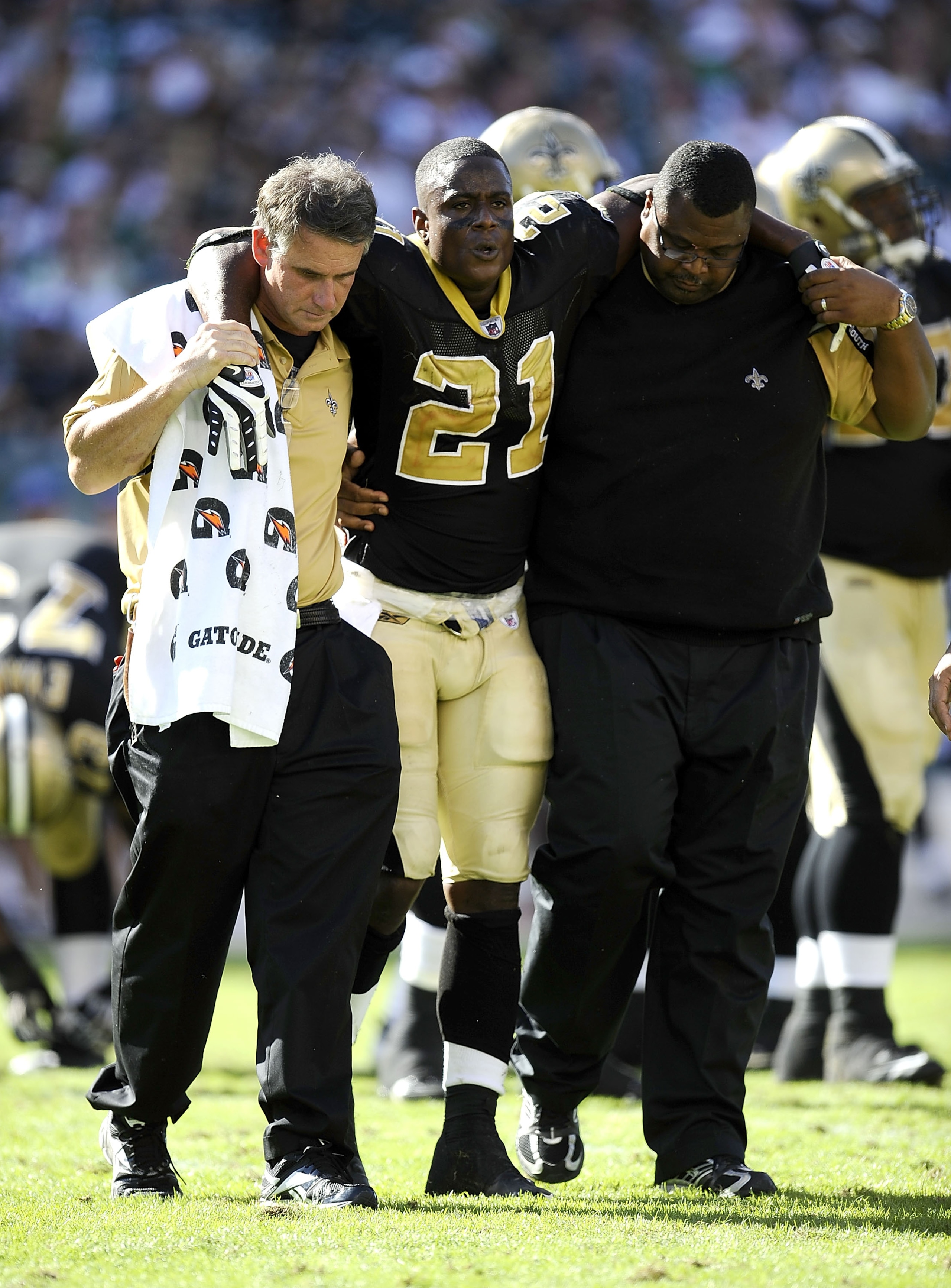 PHILADELPHIA - SEPTEMBER 20:  Mike Bell #21 of the New Orleans Saints is helped off the field after an injury during a game against the Philadelphia Eagles at Lincoln Financial Field on September 20, 2009 in Philadelphia, Pennsylvania.  (Photo by Jeff Zel