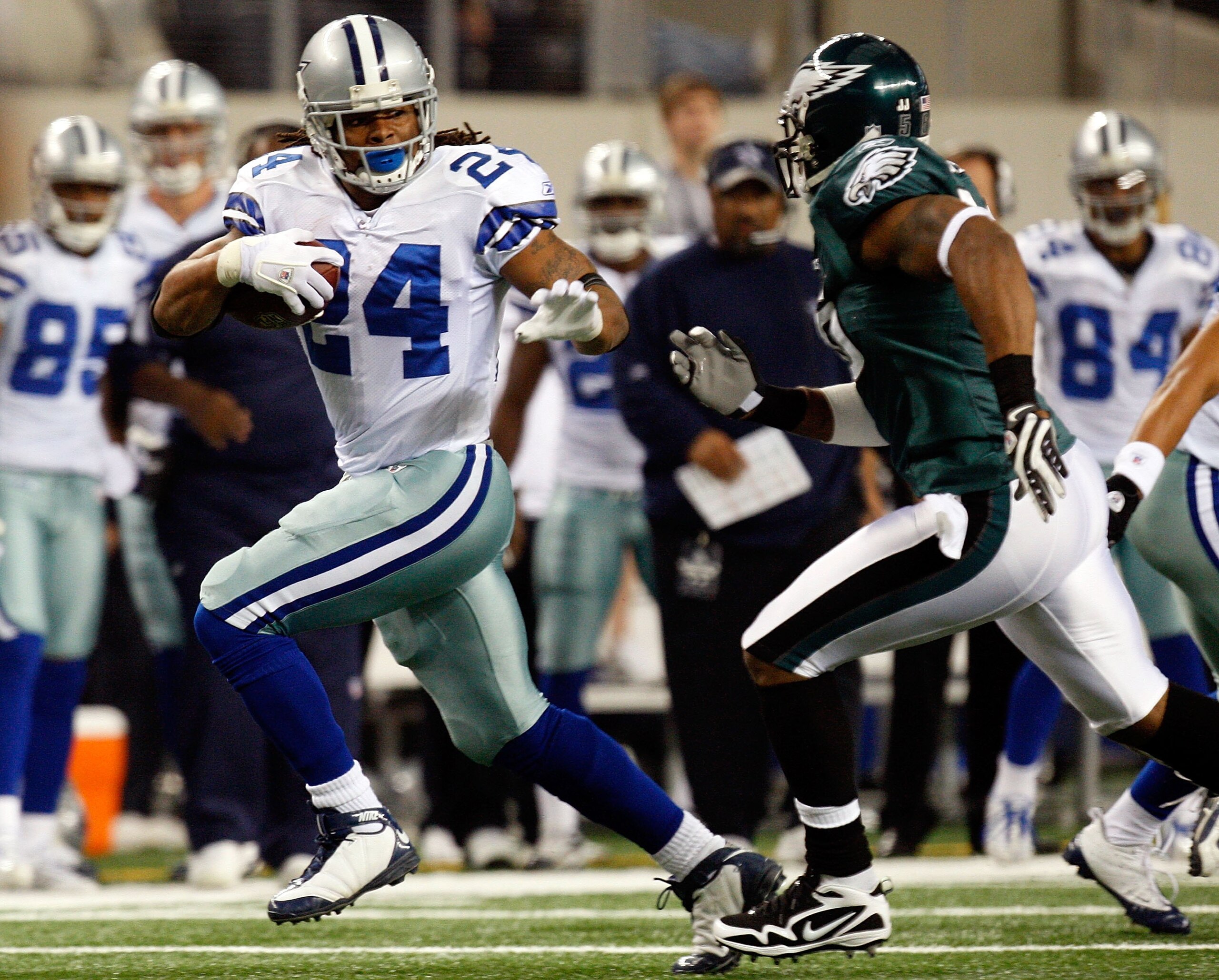 ARLINGTON, TX - JANUARY 03:  Running back Marion Barber #24 of the Dallas Cowboys runs the ball against the Philadelphia Eagles at Cowboys Stadium on January 3, 2010 in Arlington, Texas.  (Photo by Ronald Martinez/Getty Images)