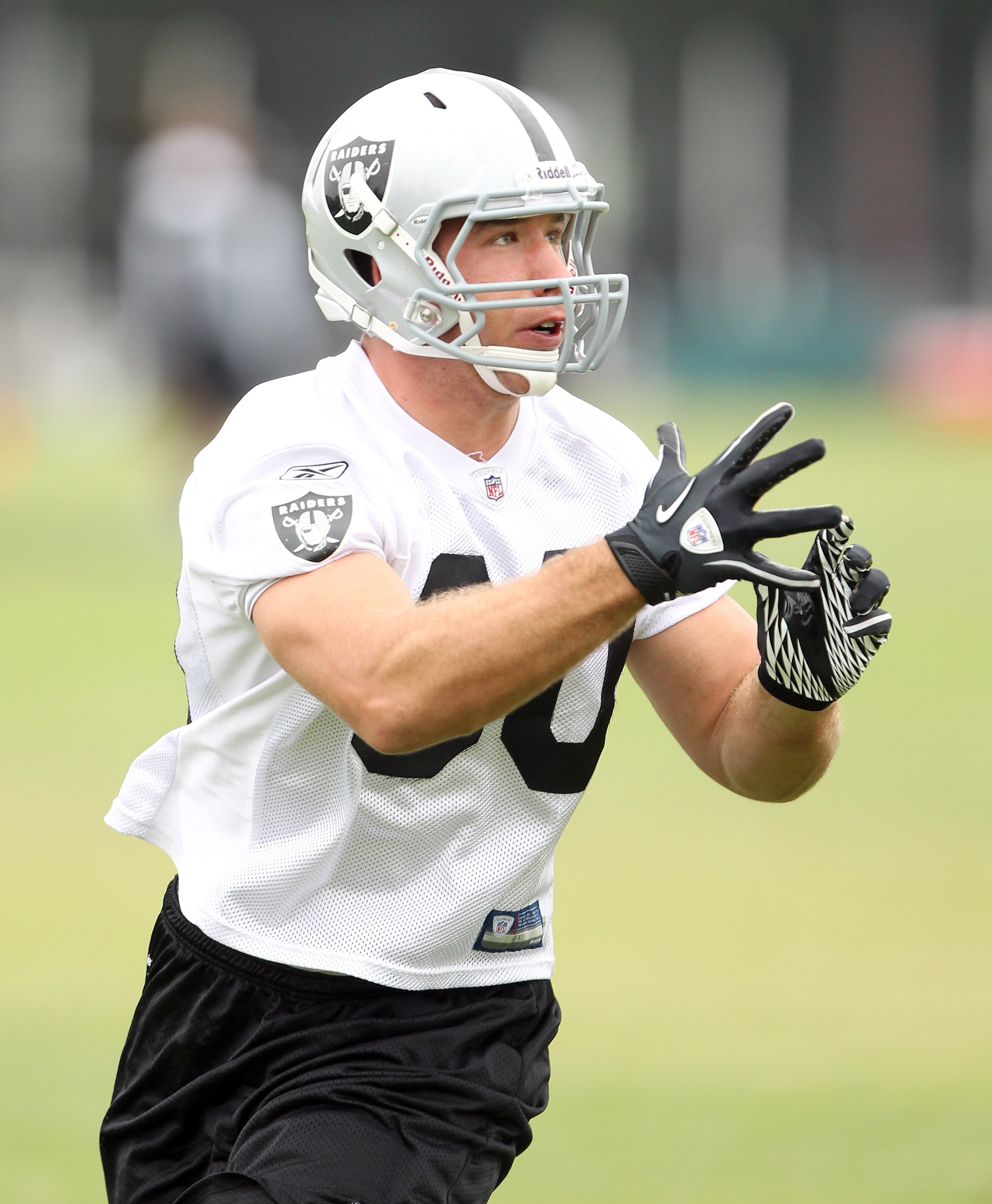 NAPA, CA - AUGUST 01:  Zach Miller #80 of the Oakland Raiders works out during the Raiders training camp at their Napa Valley Training Complex on August 1, 2010 in Napa, California.  (Photo by Ezra Shaw/Getty Images)