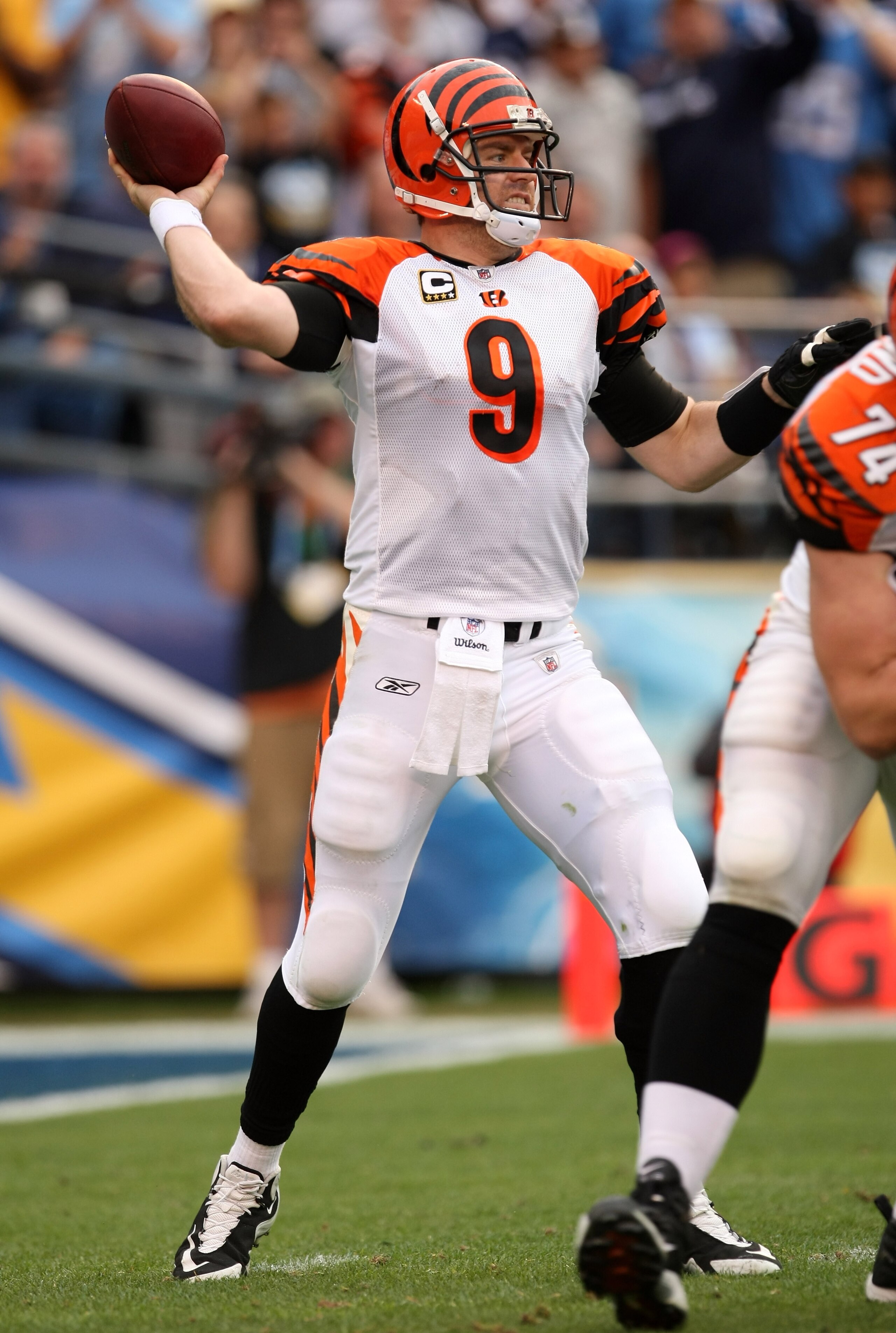 SAN DIEGO - DECEMBER 20:  Quarterbck Carson Palmer #9 of the Cincinnati Bengals throws a pass against the San Diego Chargers on December 20, 2009 at Qualcomm Stadium in San Diego, California.  The Chargers won 27-24.  (Photo by Stephen Dunn/Getty Images)