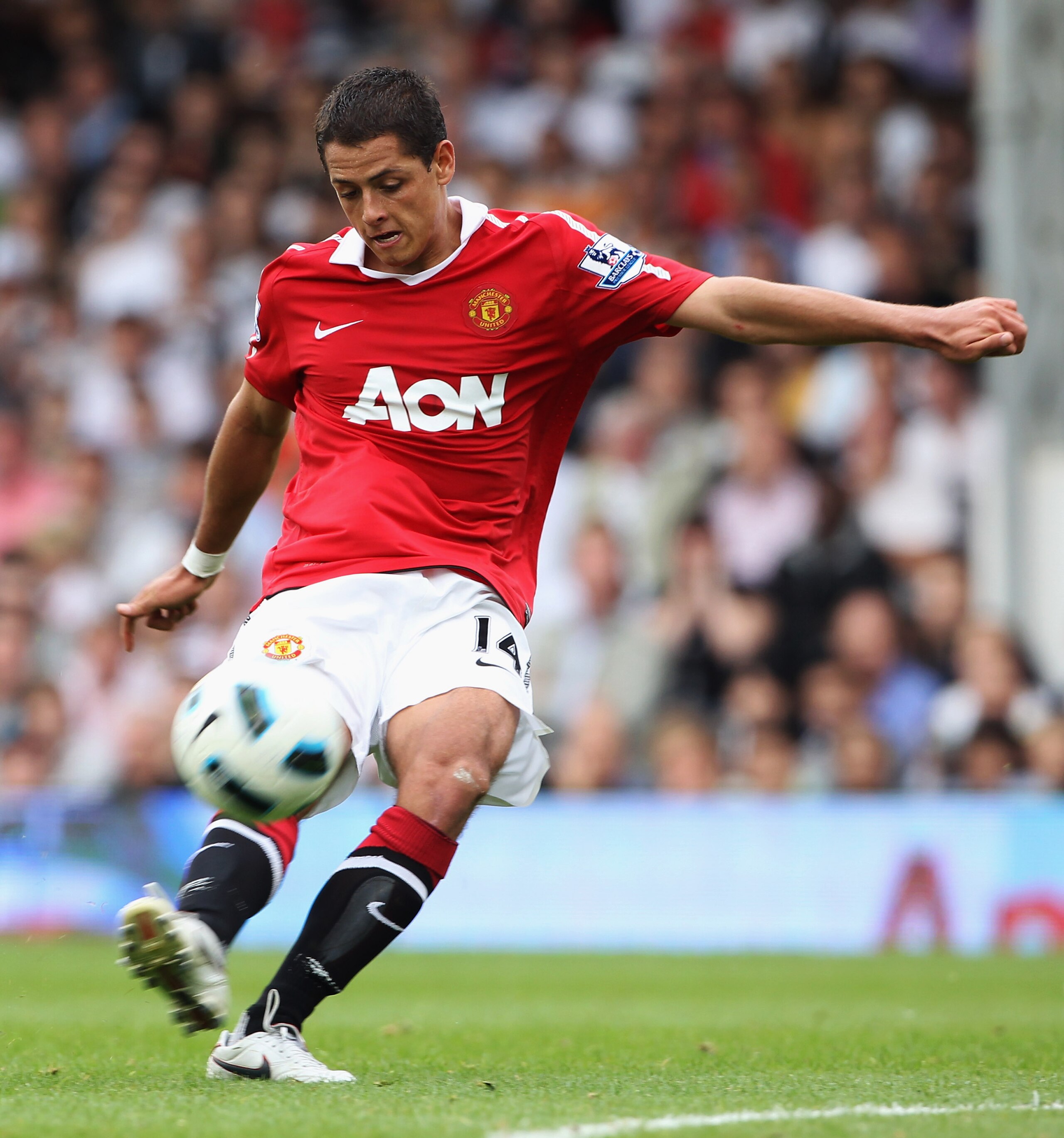 LONDON, ENGLAND - AUGUST 22: Javier Hernández of Manchester United in action during the Barclays Premier League match between Fulham and Manchester United at Craven Cottage on August 22, 2010 in London, England. (Photo by Phil Cole/Getty Images) LONDON, ENGLAND - AUGUST 22: Javier Hernández of Manchester United in action during the Barclays Premier League match between Fulham and Manchester United at Craven Cottage on August 22, 2010 in London, England. (Photo by Phil Cole/Getty Images)