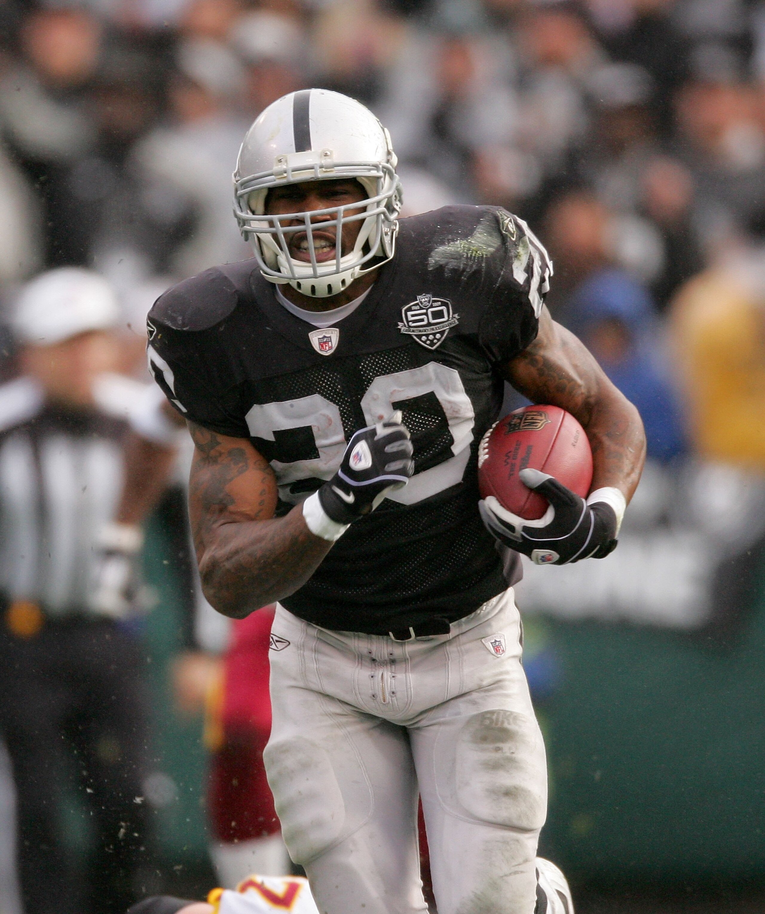 OAKLAND, CA - DECEMBER 13:  Darren McFadden #20 of the Oakland Raiders runs with the the ball during their game against the Washington Redskins at Oakland-Alameda County Coliseum on December 13, 2009 in Oakland, California.  (Photo by Ezra Shaw/Getty Imag