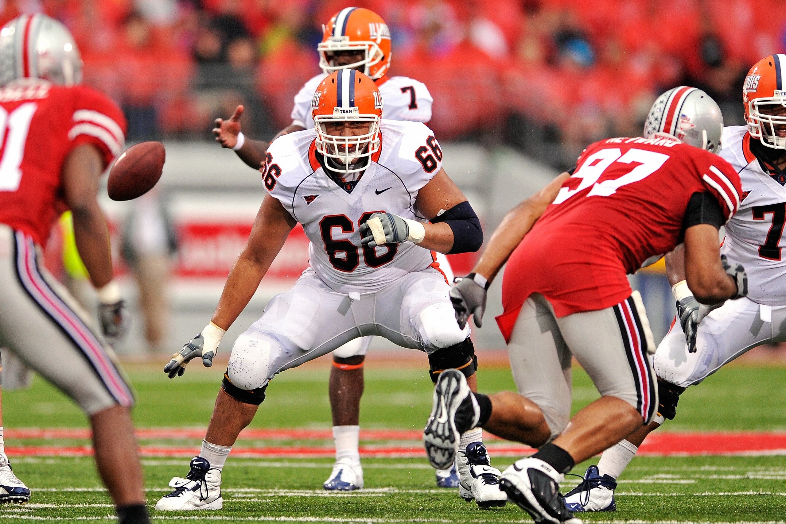 COLUMBUS, OH - SEPTEMBER 26:  Offensive lineman Randall Hunt #66 of the Illinois Fighting Illini prepares to block against the Ohio State Buckeyes at Ohio Stadium on September 26, 2009 in Columbus, Ohio.  (Photo by Jamie Sabau/Getty Images)