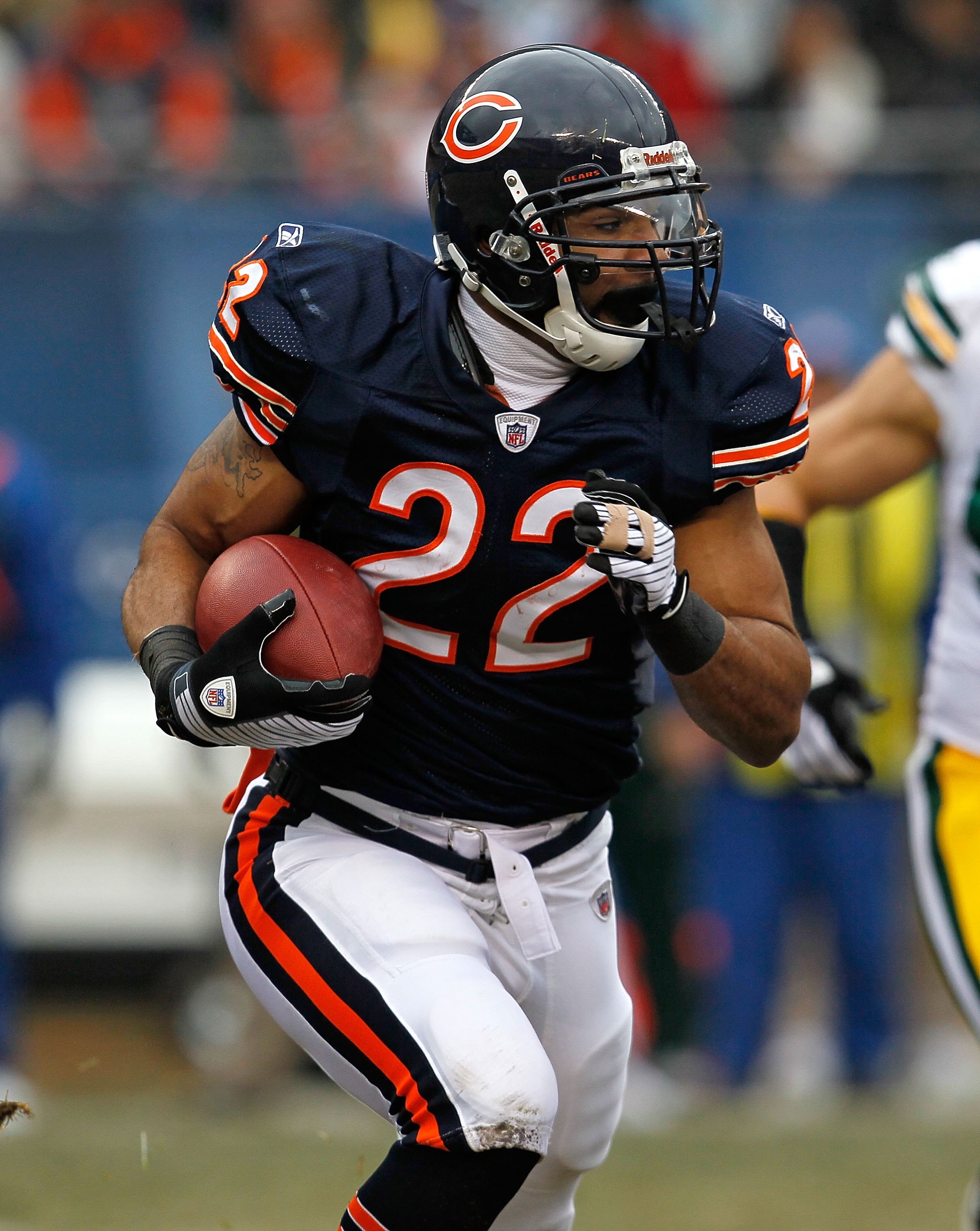 CHICAGO - DECEMBER 13: Matt Forte #22 of the Chicago Bears runs against the Green Bay Packers at Soldier Field on December 13, 2009 in Chicago, Illinois. The Packers defeated the Bears 21-14. (Photo by Jonathan Daniel/Getty Images)