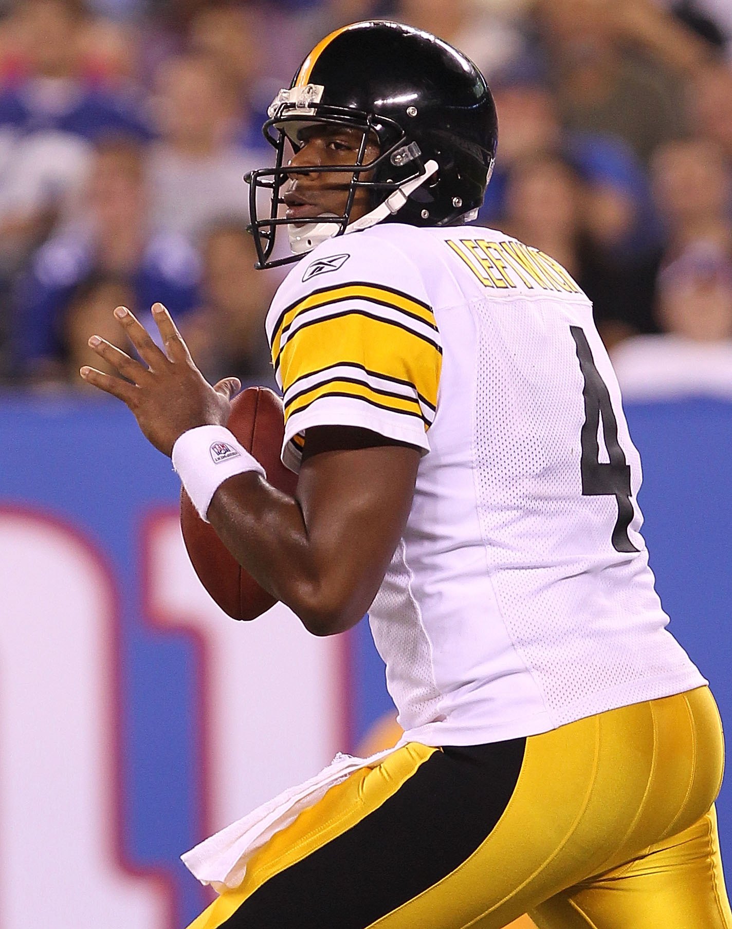 EAST RUTHERFORD, NJ - AUGUST 21:  Byron Leftwich #4 of the Pittsburgh Steelers passes against the New York Giants during their preseason game at New Meadowlands Stadium on August 21, 2010 in East Rutherford, New Jersey.  (Photo by Nick Laham/Getty Images)