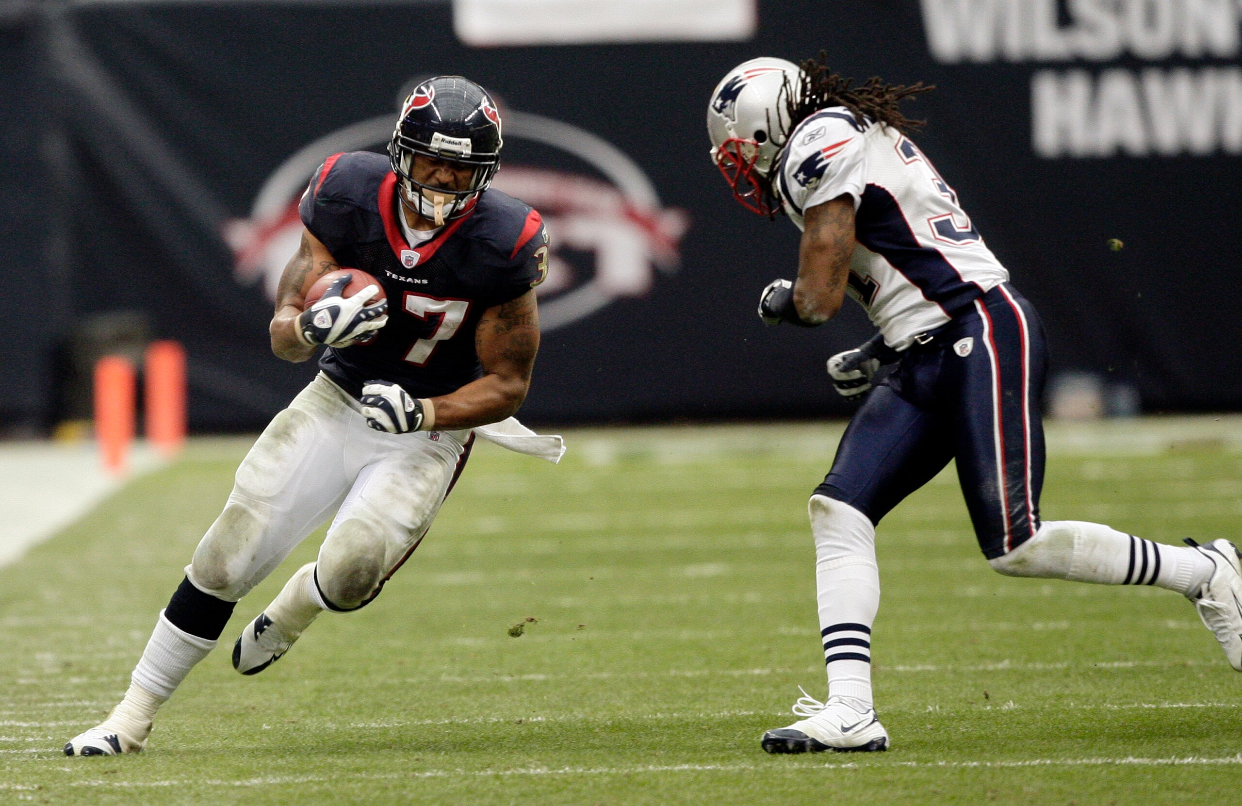 HOUSTON - JANUARY 03: Running back Arian Foster #37 of the Houston Texans rushes along the sideline as safety Brandon Meriweather #31 of the New England Patriots at Reliant Stadium on January 3, 2010 in Houston, Texas. (Photo by Bob Levey/Getty Images) HOUSTON - JANUARY 03: Running back Arian Foster #37 of the Houston Texans rushes along the sideline as safety Brandon Meriweather #31 of the New England Patriots at Reliant Stadium on January 3, 2010 in Houston, Texas. (Photo by Bob Levey/Getty Images)