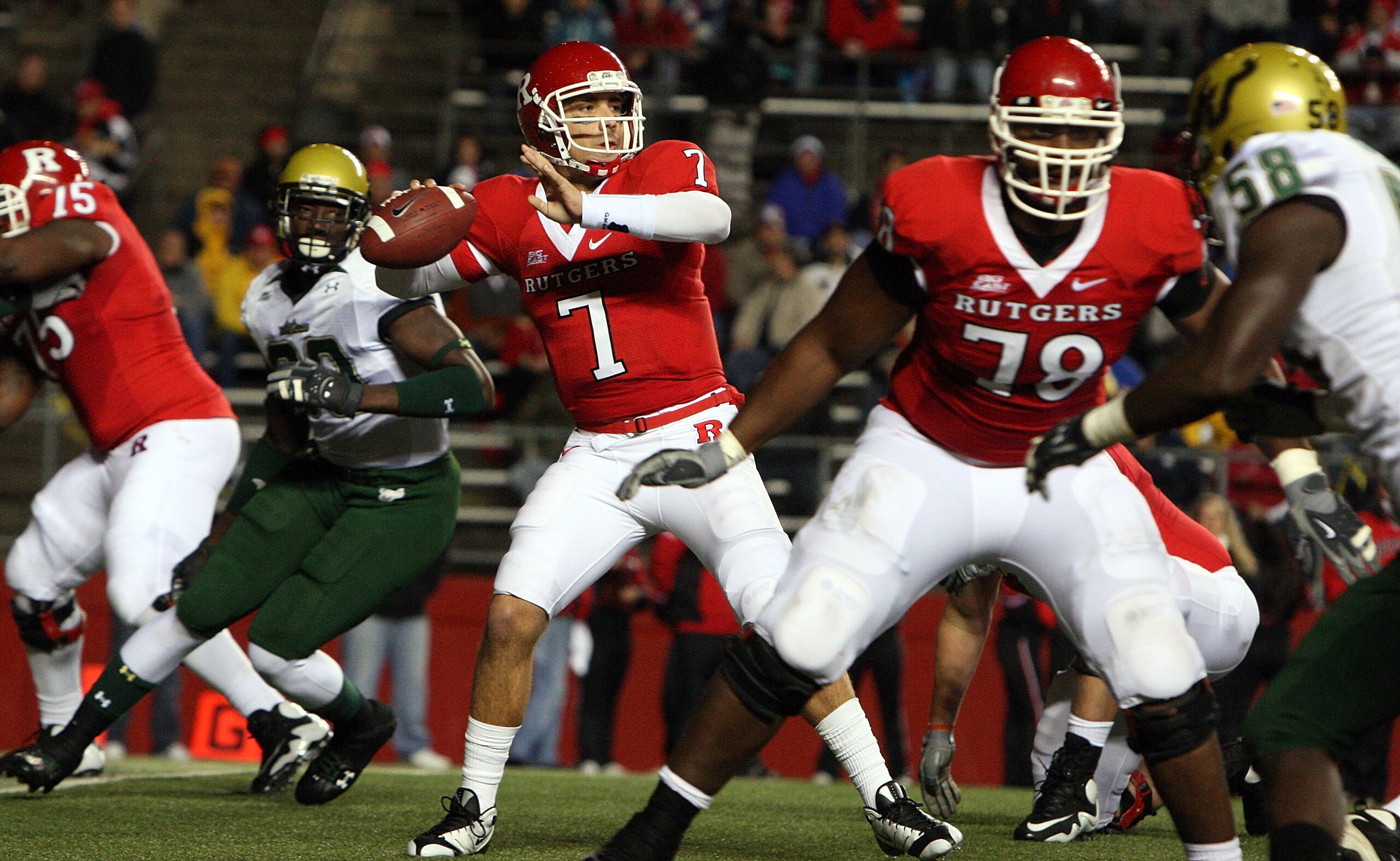 PISCATAWAY, NJ - NOVEMBER 12:  Tom Savage #7 of the Rutgers Scarlet Knights throws a pass against the South Florida Bulls at Rutgers Stadium on November 12, 2009 in Piscataway, New Jersey.  (Photo by Jim McIsaac/Getty Images)