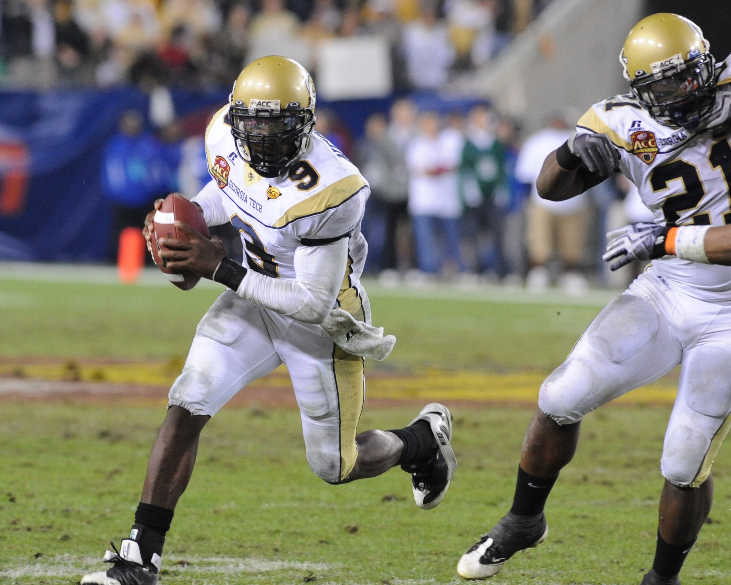 TAMPA, FL - NOVEMBER 28: Quarterback Josh Nesbitt #9 of the Georgia Tech Yellow Jackets rushes upfield against the Clemson Tigers in the 2009 ACC Football Championship Game December 5, 2009 at Raymond James Stadium in Tampa, Florida.  (Photo by Al Messers